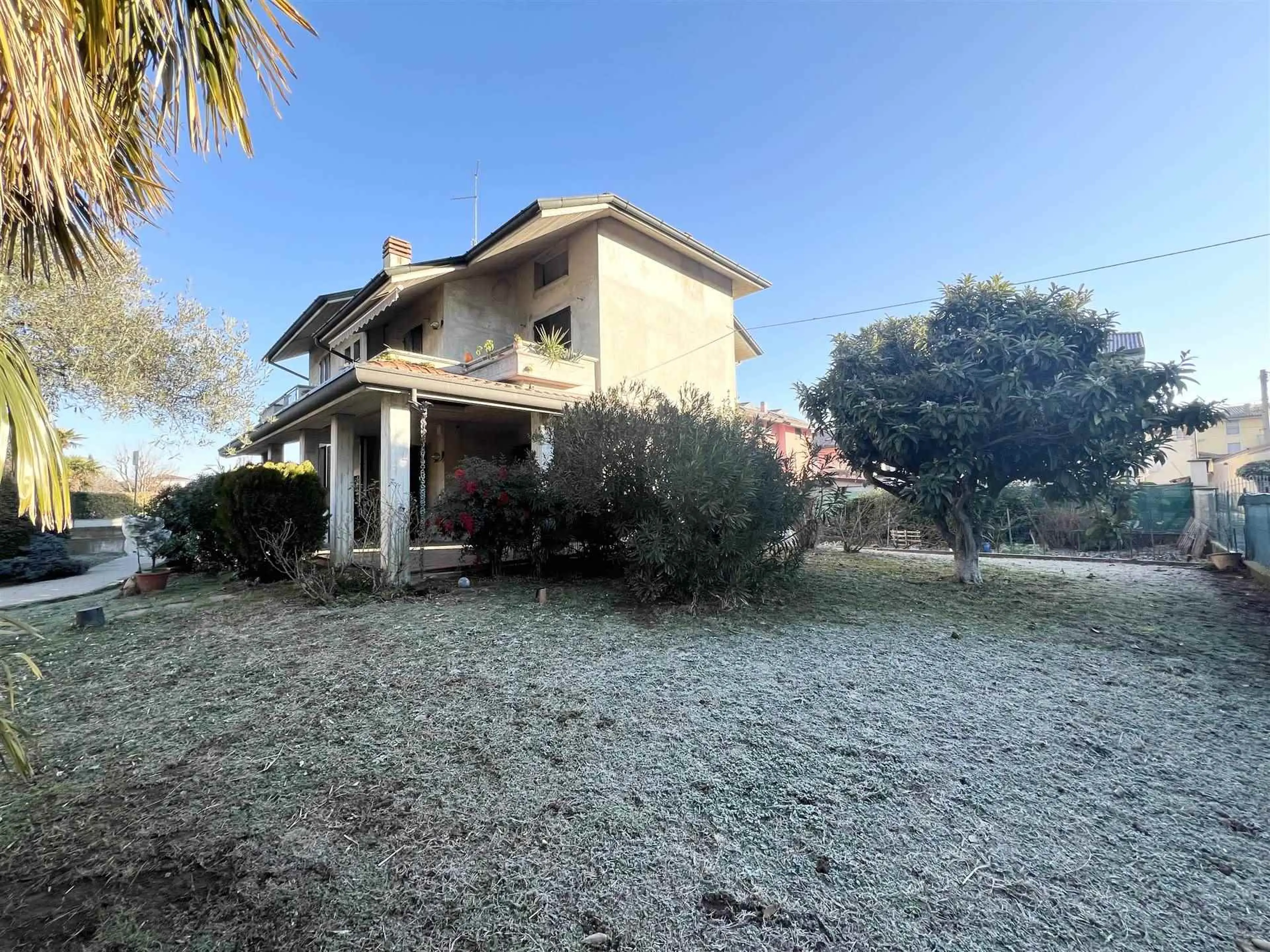 Villa singola con 2 appartamenti quadrilocali