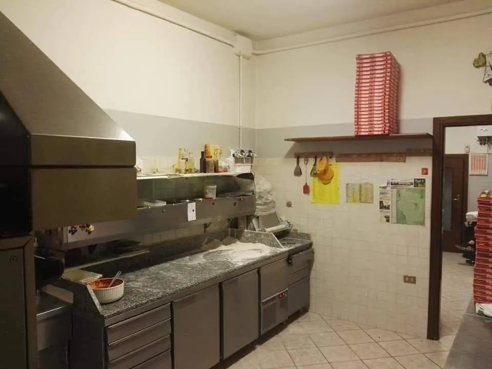 Pizzeria d'asporto con laboratorio