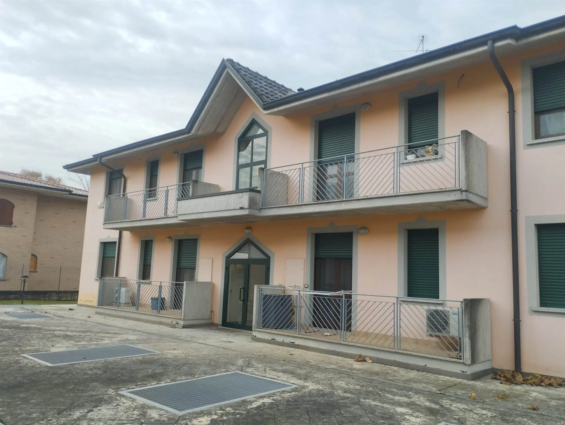 Bilocale in Piccolo Contesto Residenziale con Box