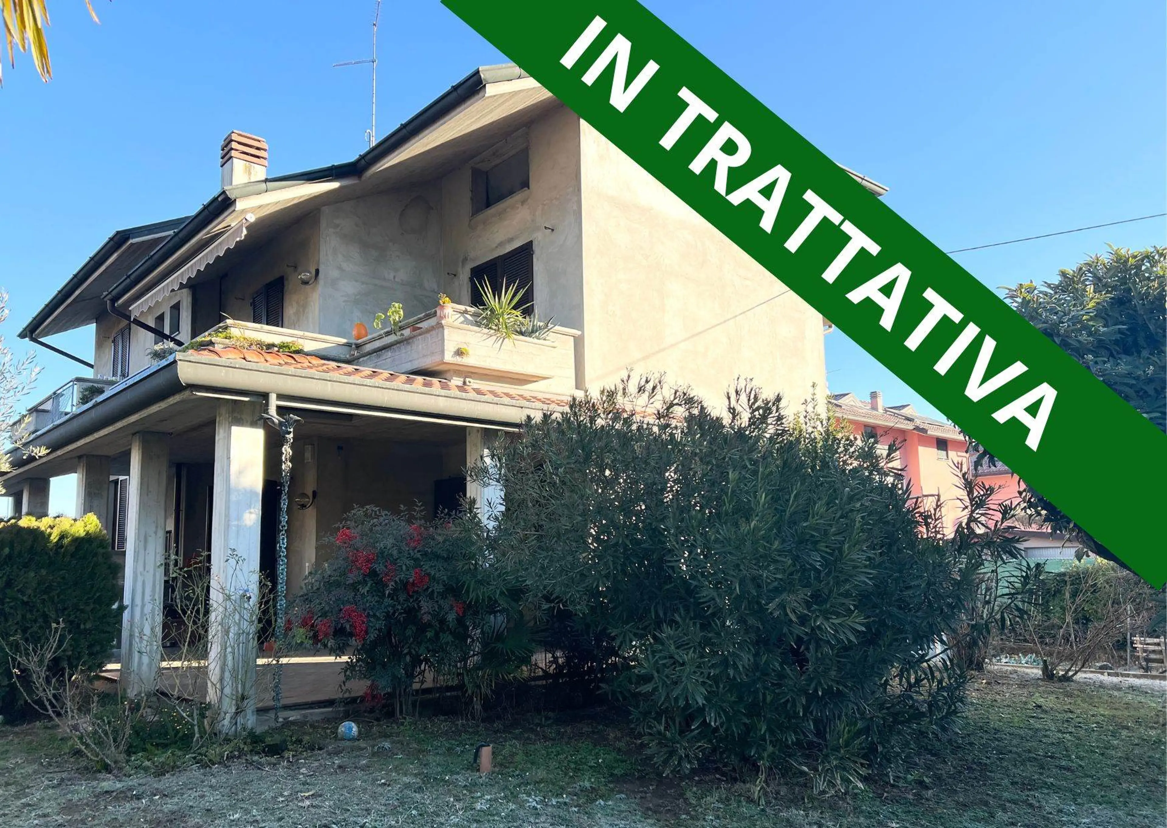 Villa singola con 2 appartamenti quadrilocali