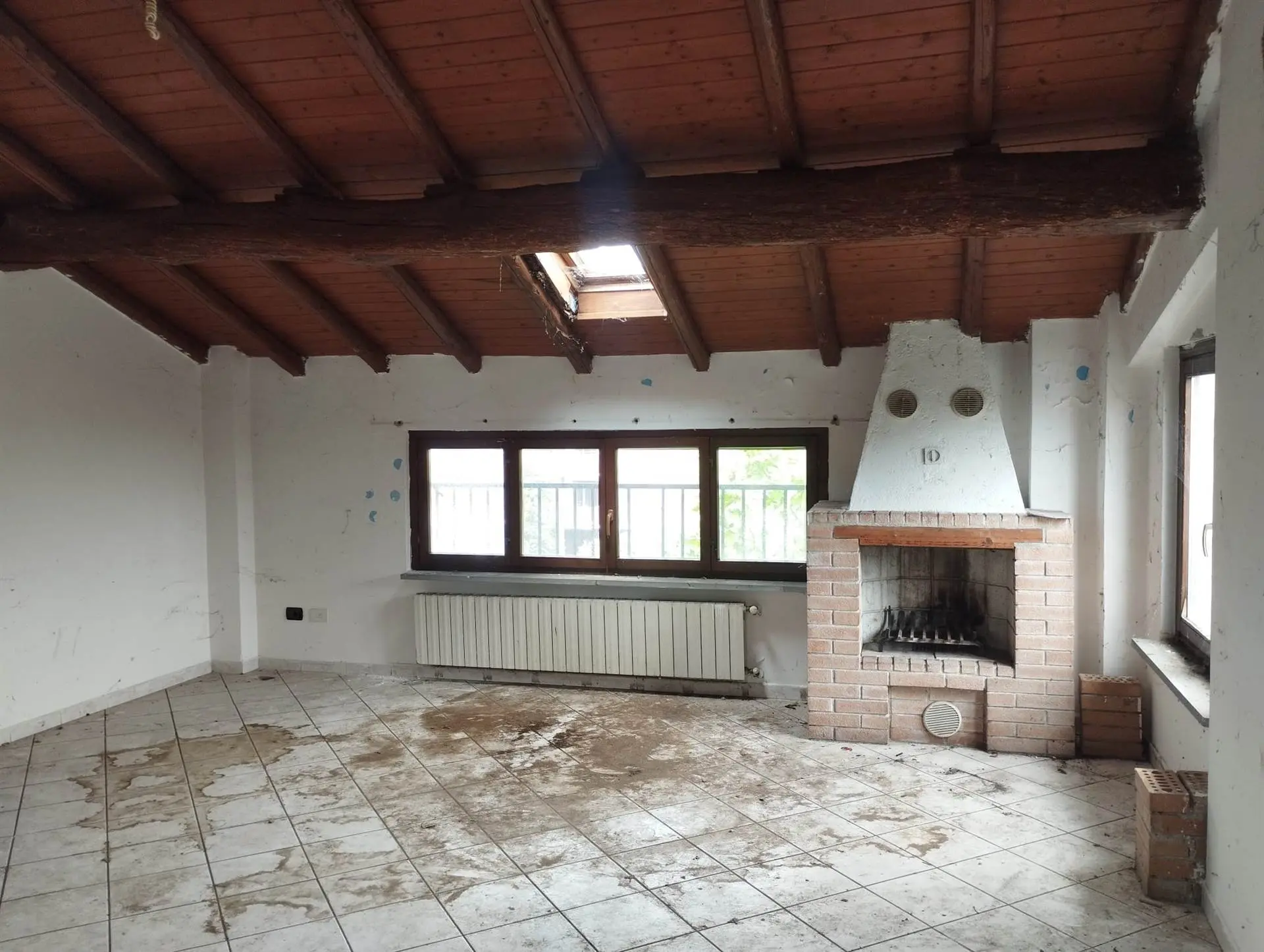 Immagine di copertina dell'immobile Trilocale Autonomo con Travi a Vista e Doppio Bagno
