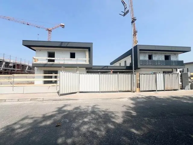 Villa  ad Azzano San Paolo