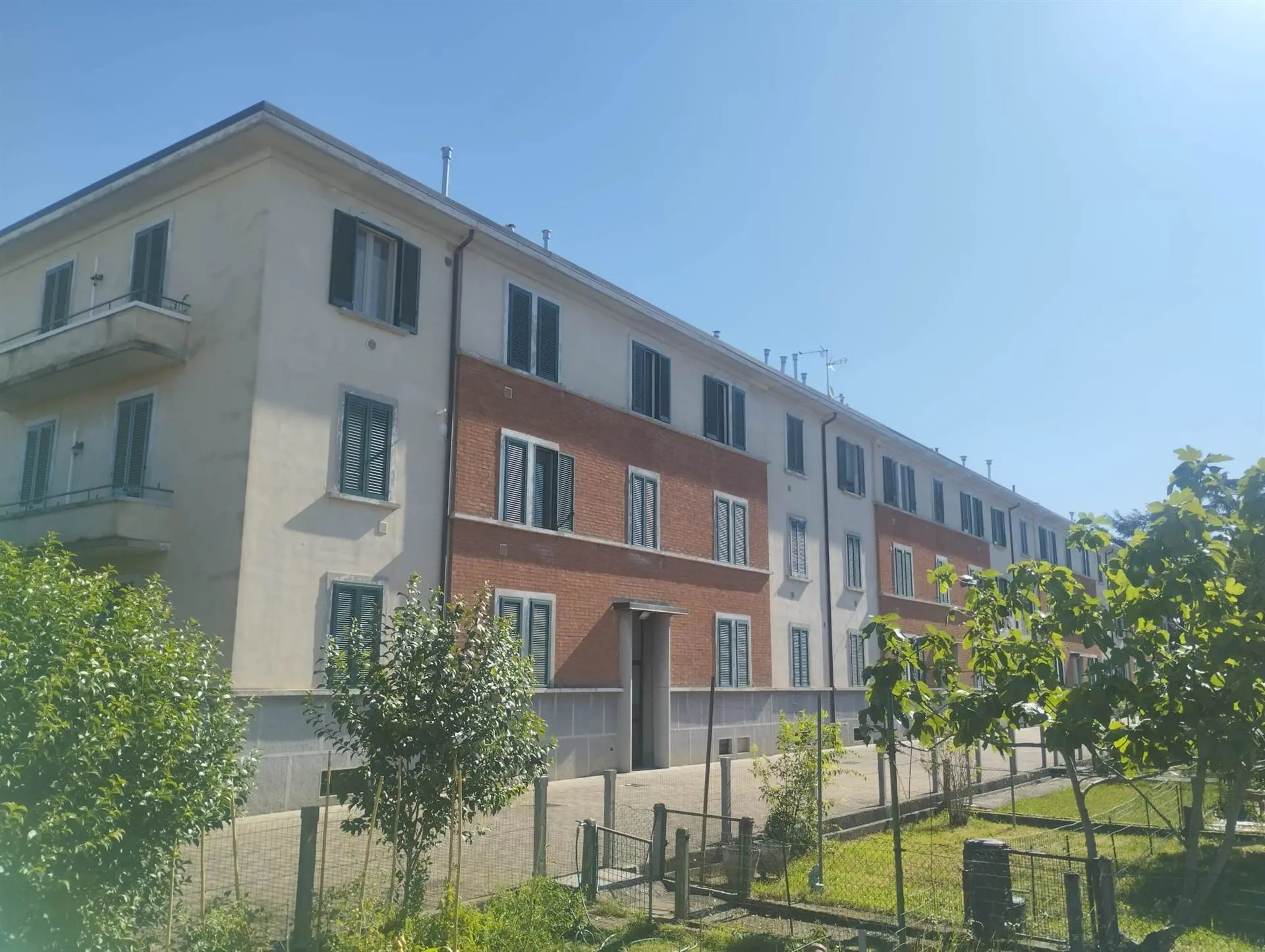 Immobile Acquistabile in Asta Giudiziaria Trilocale con Autorimessa e Giardino