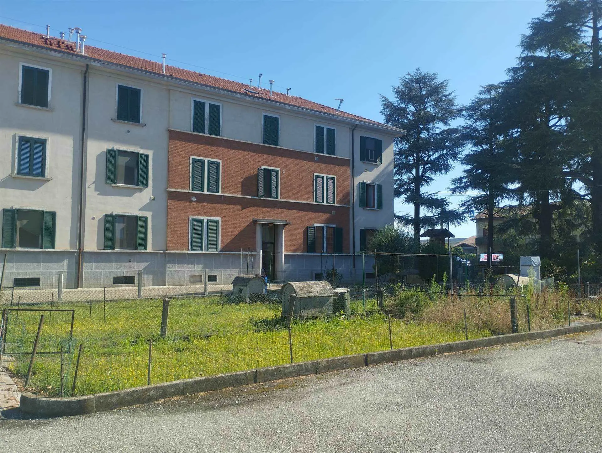 Immobile Acquistabile in Asta Giudiziaria Trilocale con Autorimessa e Giardino