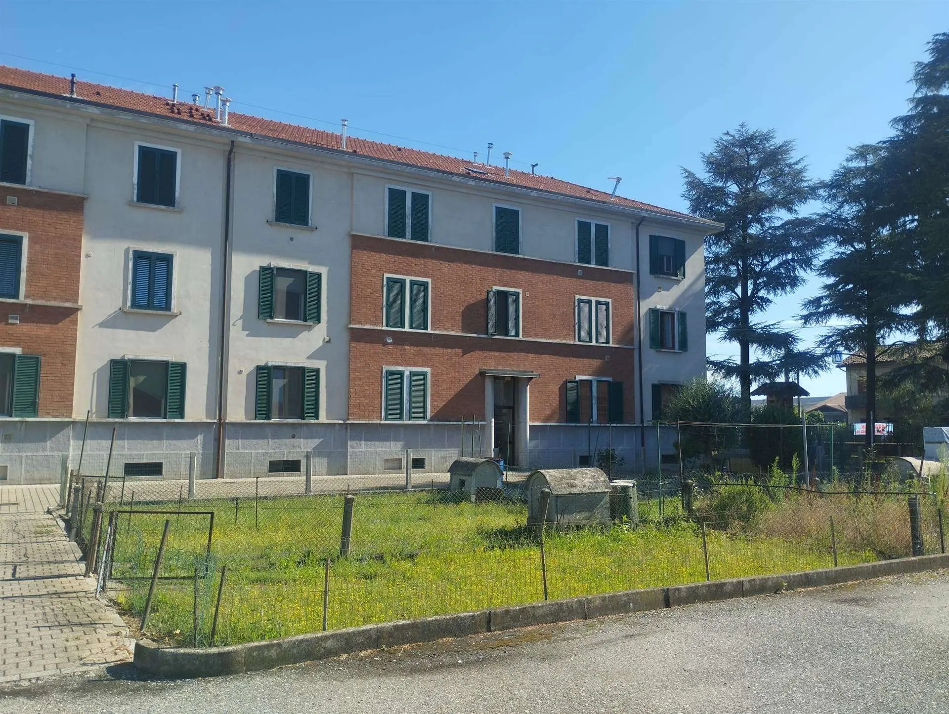 Immobile Acquistabile in Asta Giudiziaria Trilocale con Autorimessa e Giardino