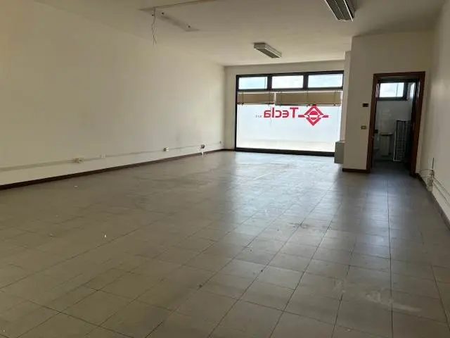Spazio commerciale in affitto – centro commerciale
