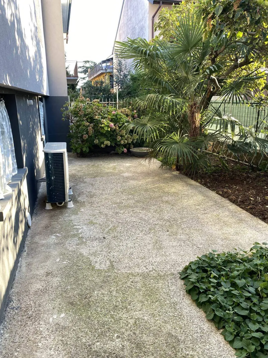 Ideale per due famiglie – Villetta di testa con doppio appartamento e taverna a Bernareggio