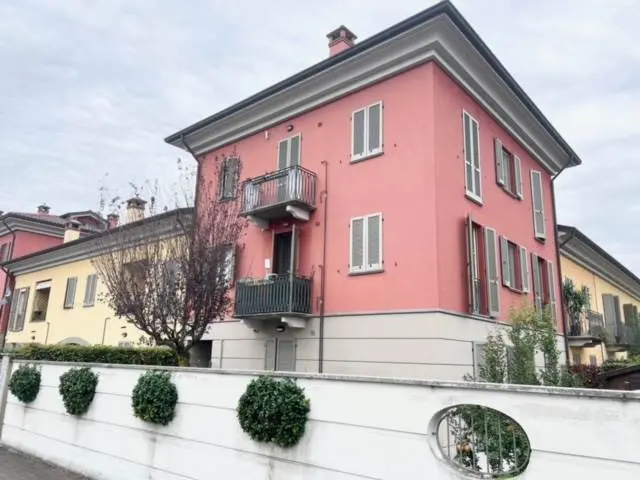 Immobile Acquistabile in Asta Giudiziaria Trilocale con Autorimessa e Giardino