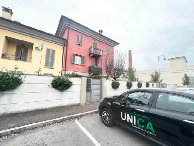 Immobile Acquistabile in Asta Giudiziaria Trilocale con Autorimessa e Giardino