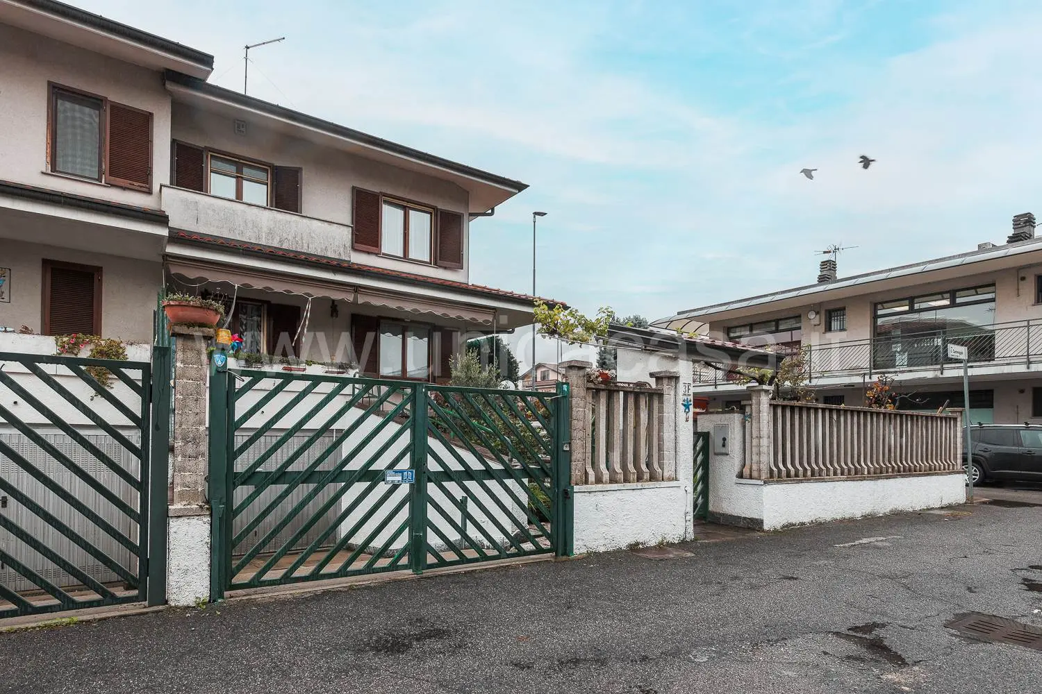 Trezzano Rosa – Villetta a schiera di testa con ampio giardino e taverna