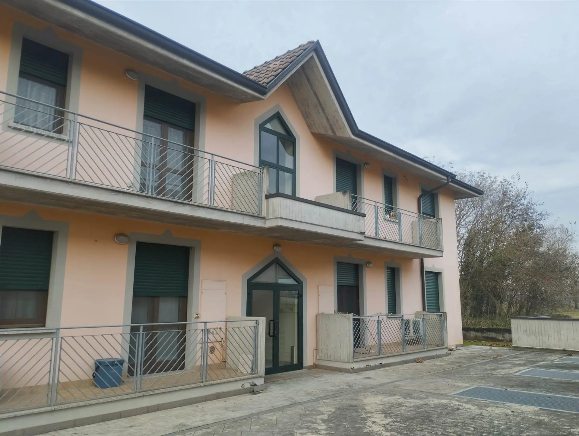 Bilocale in Piccolo Contesto Residenziale con Autorimessa