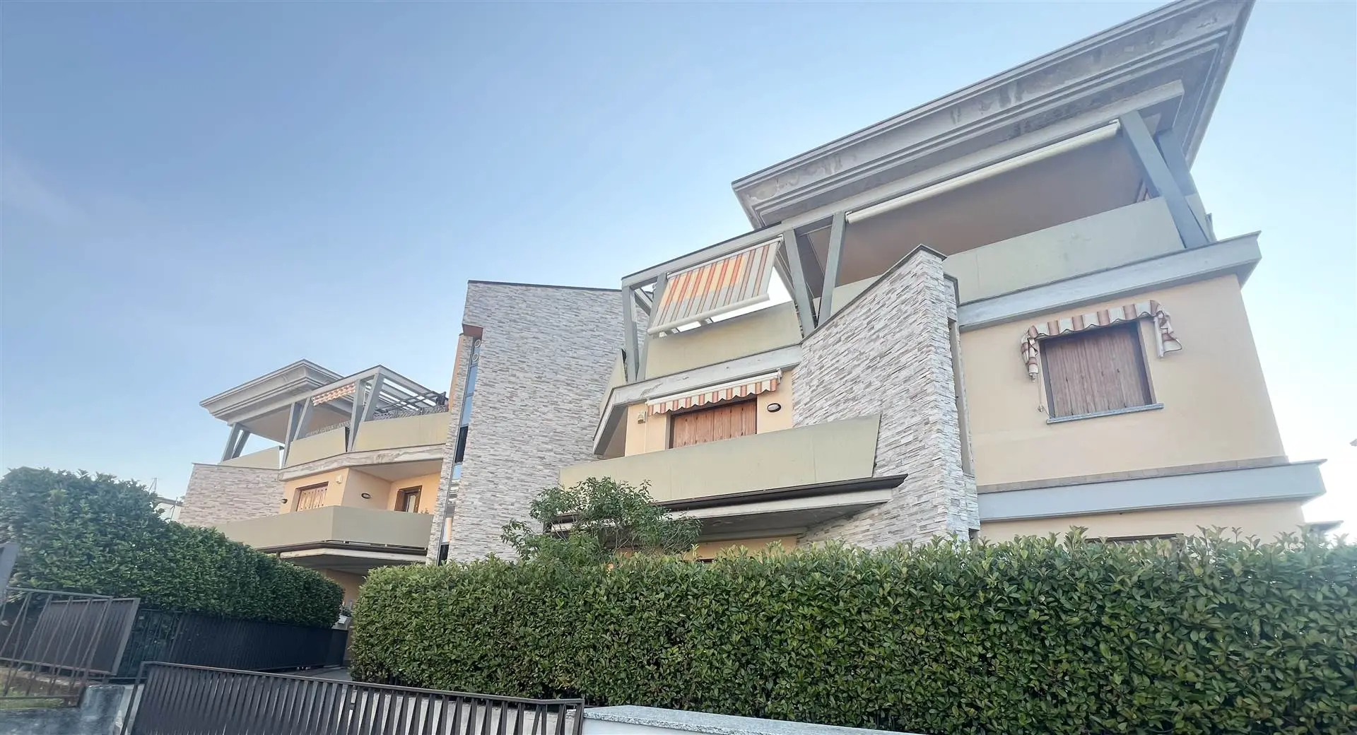 Ampio bilocale moderno Arredato IN CLASSE B