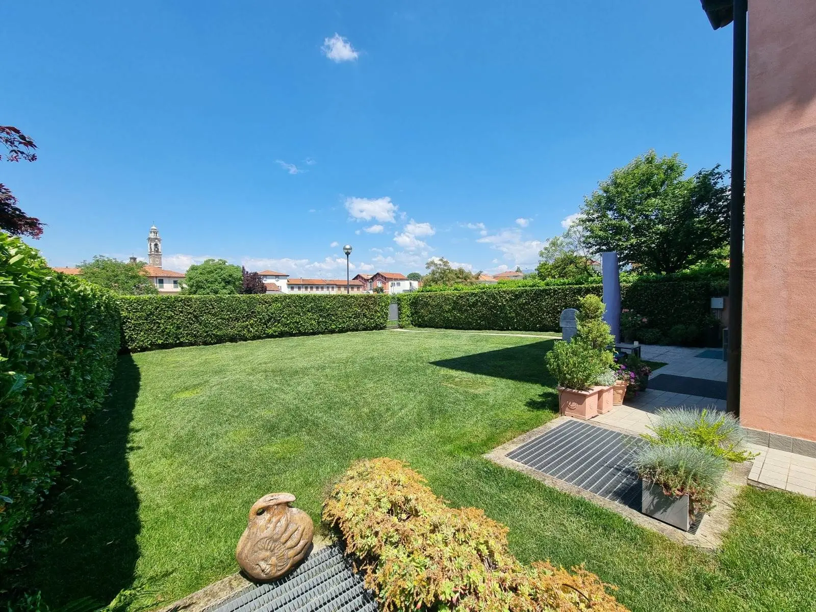 Verderio – Ampio trilocale con doppi servizi, taverna e grande giardino privato