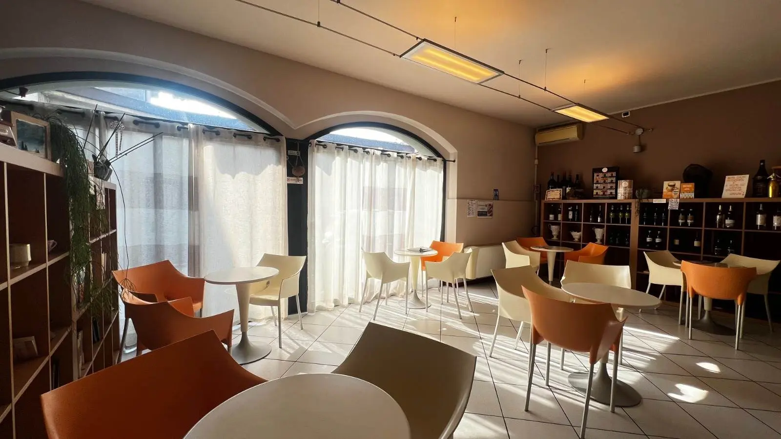 Vendesi attività di bar in centro a Canonica