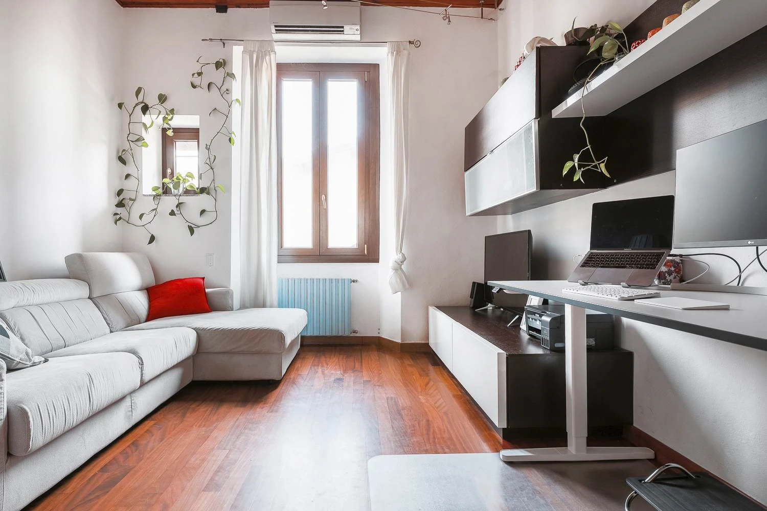 A Due Passi dalla Metro – Trilocale con Doppi Servizi in Corte