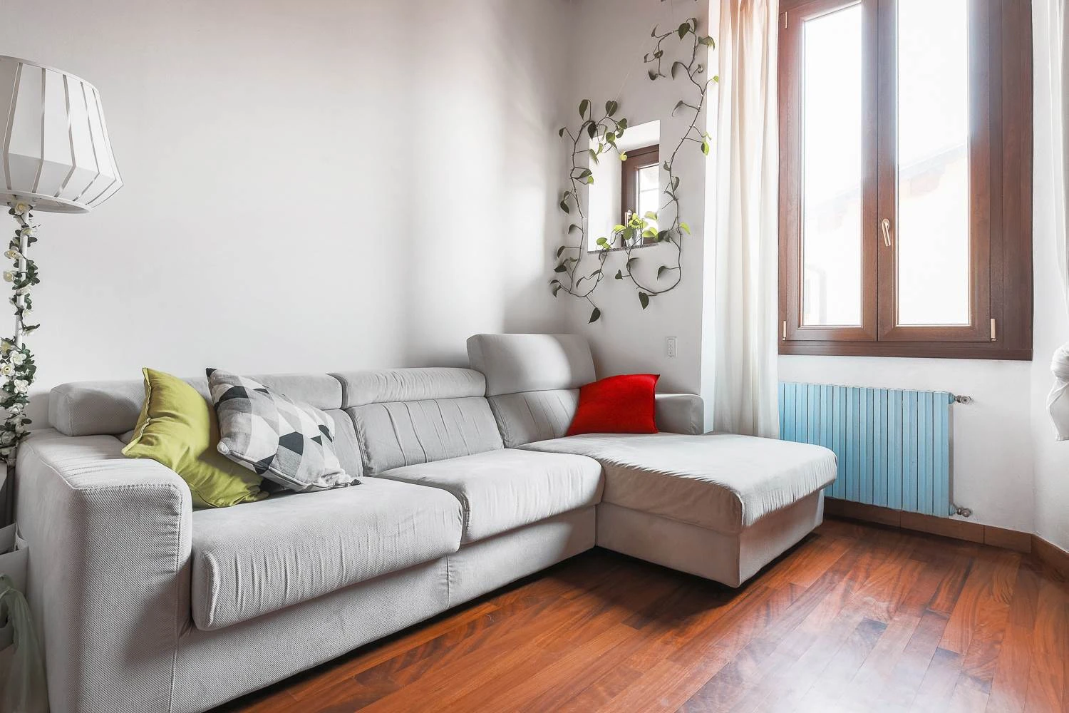 A Due Passi dalla Metro – Trilocale con Doppi Servizi in Corte