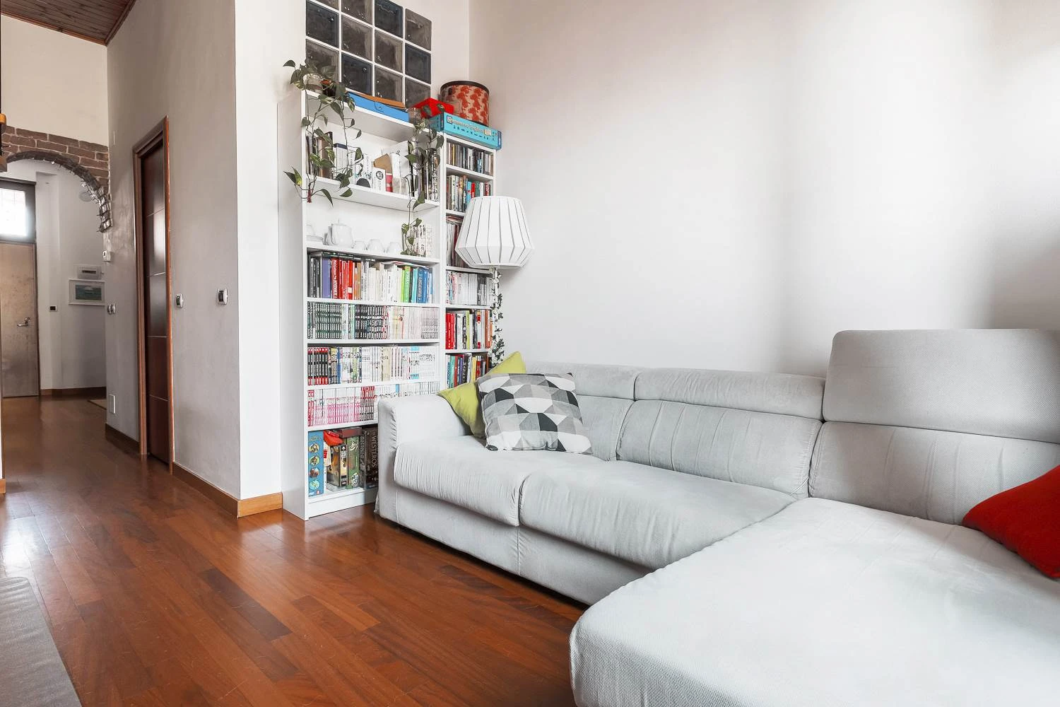 A Due Passi dalla Metro – Trilocale con Doppi Servizi in Corte