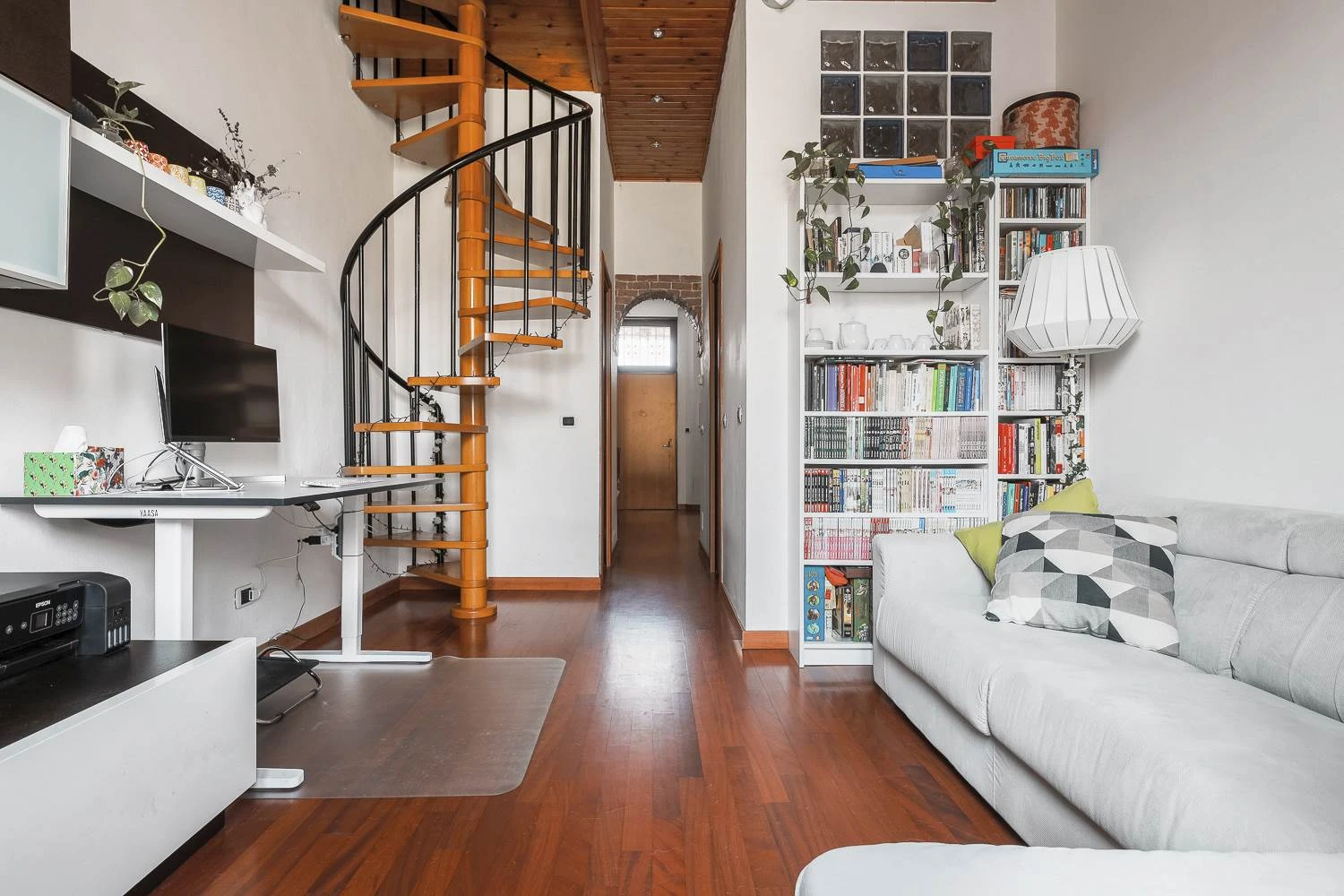 A Due Passi dalla Metro – Trilocale con Doppi Servizi in Corte