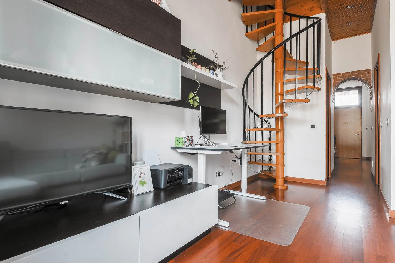 A Due Passi dalla Metro – Trilocale con Doppi Servizi in Corte