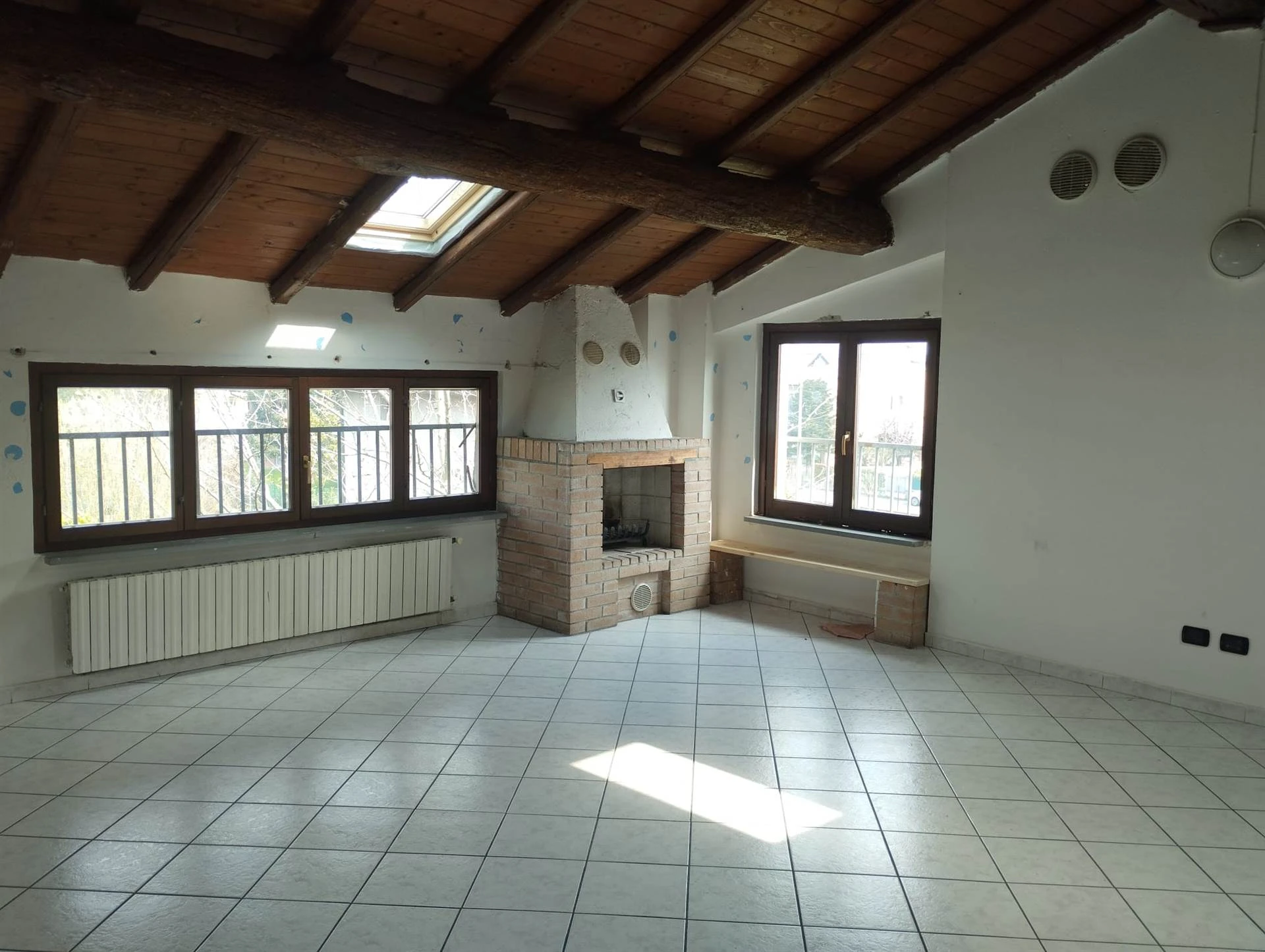 Trilocale Autonomo con Travi a Vista e Doppio Bagno