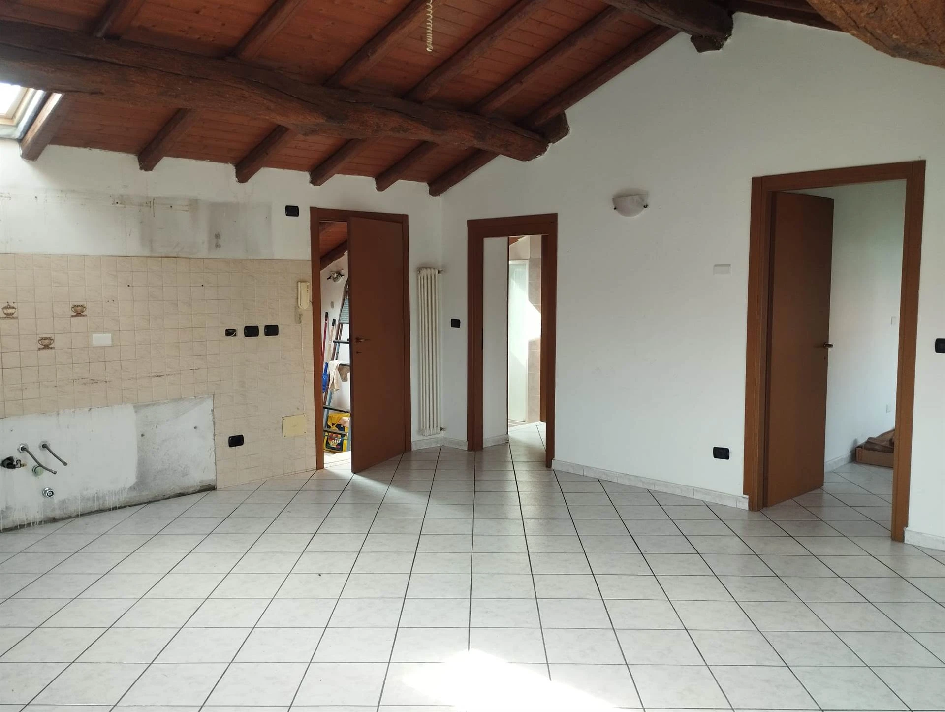 Trilocale Autonomo con Travi a Vista e Doppio Bagno