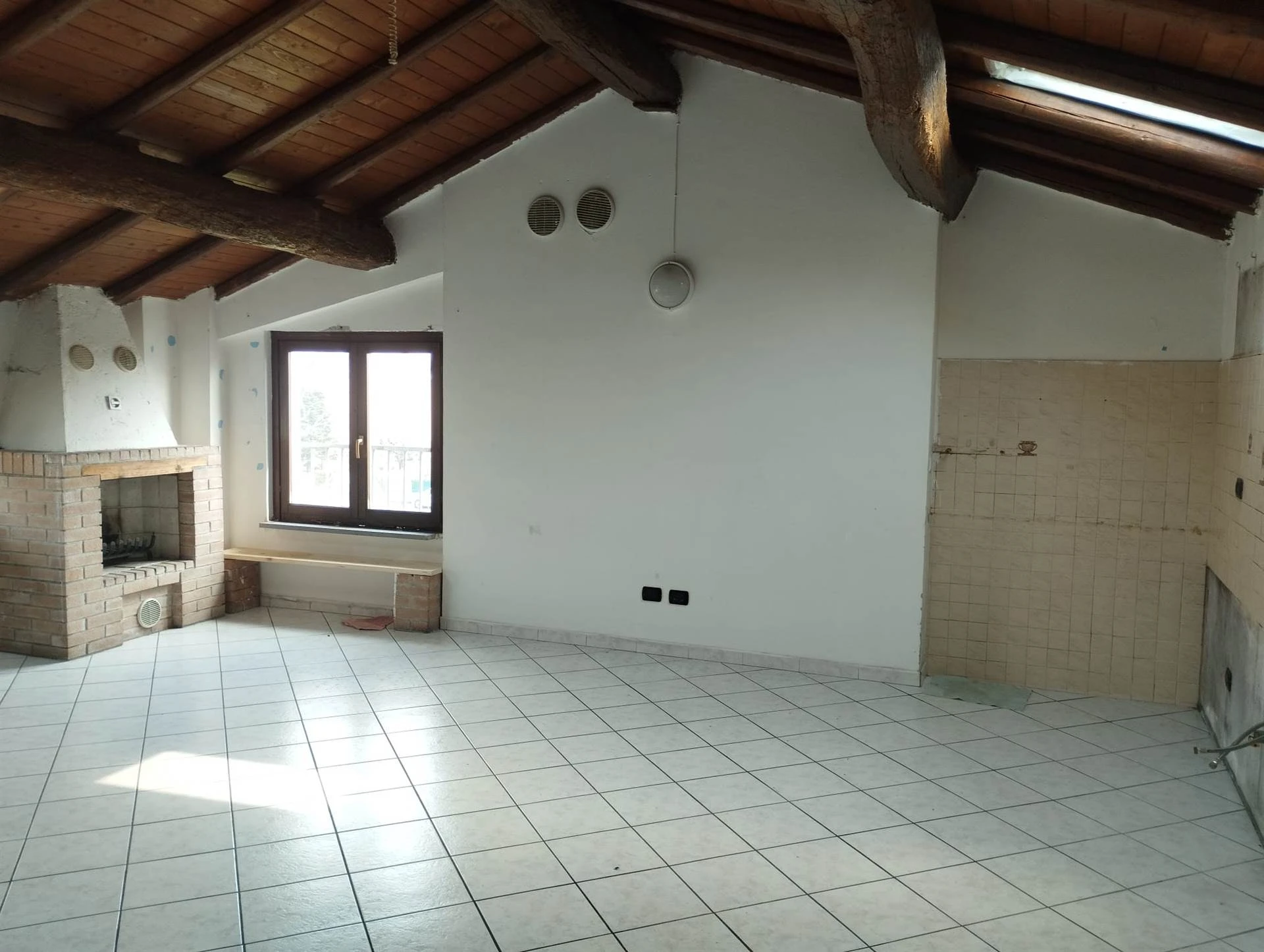 Trilocale Autonomo con Travi a Vista e Doppio Bagno