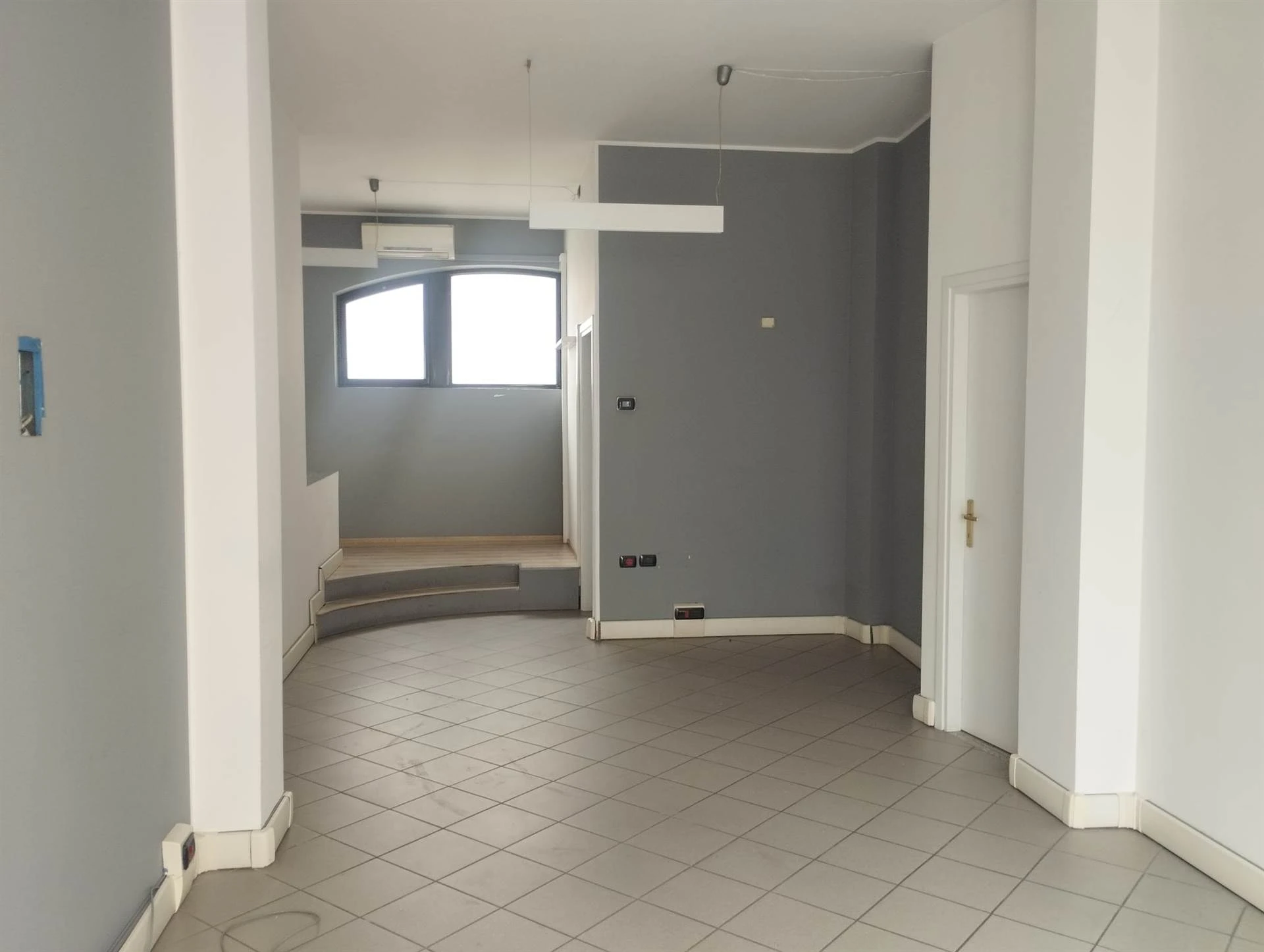 Ufficio/Negozio/locale commerciale nel Centro del paese