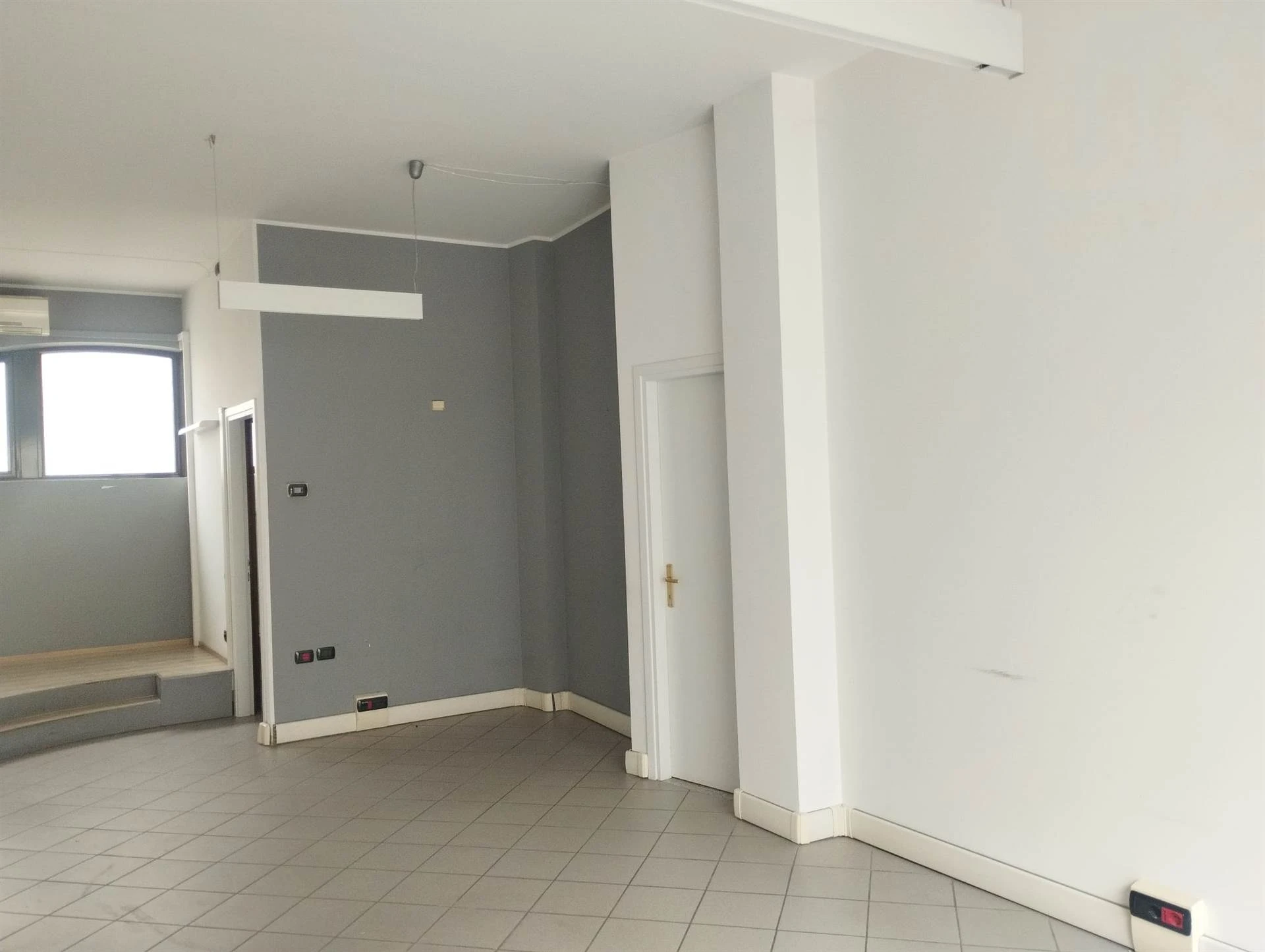 Ufficio/Negozio/locale commerciale nel Centro del paese