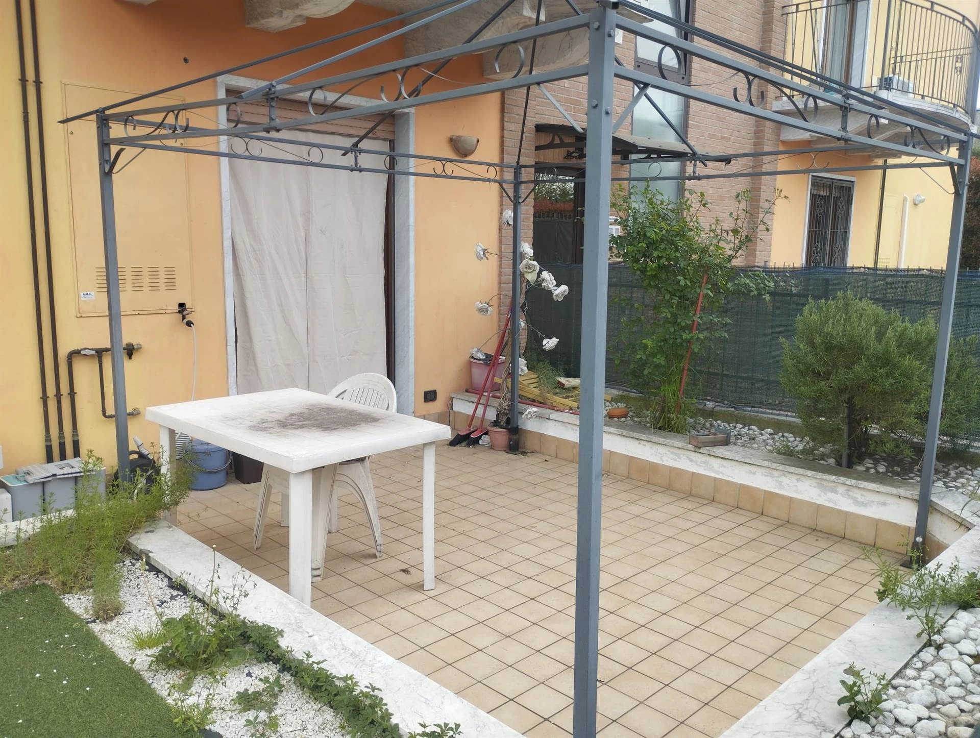 Bilocale completamente arredato con giardino