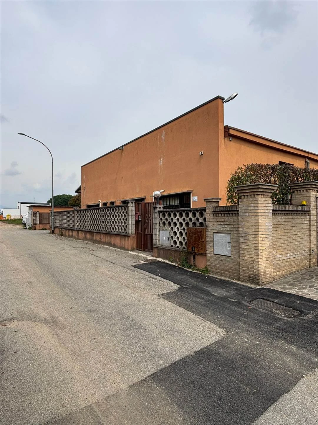 Busnago – Capannone 300 mq con area esterna di 600 mq