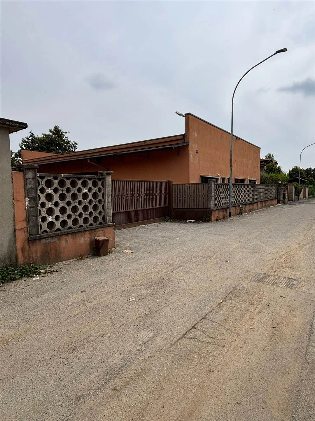 Busnago – Capannone 300 mq con area esterna di 600 mq