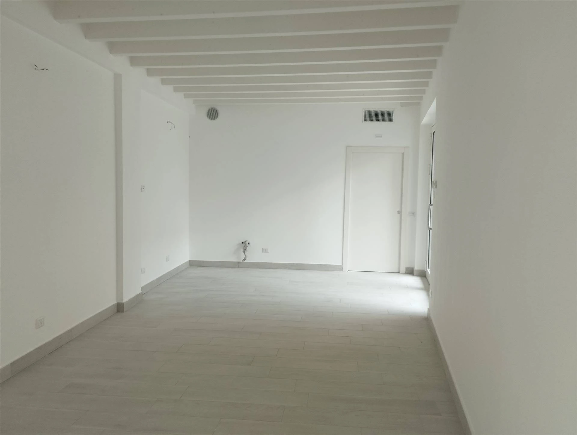 Locale Commerciale ad uso Negozio/ Ufficio/ Studio