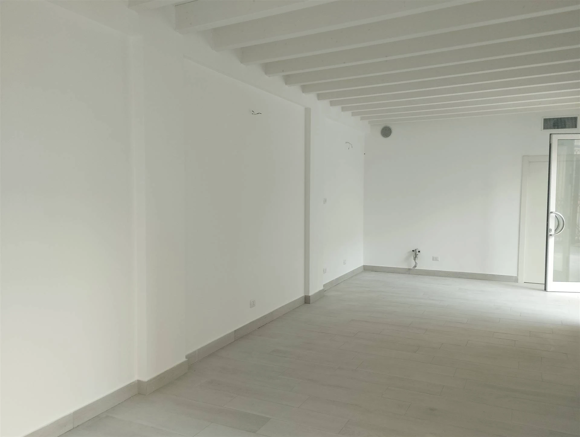 Locale Commerciale ad uso Negozio/ Ufficio/ Studio