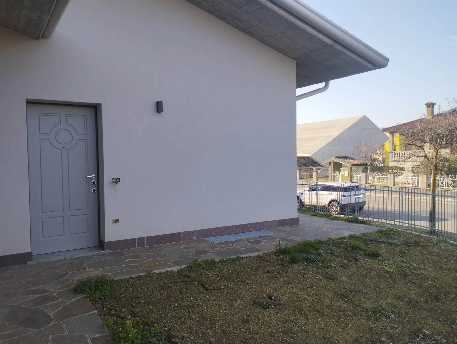 Appartamento laterale con ingresso indipendente, Ampio giardino e Box