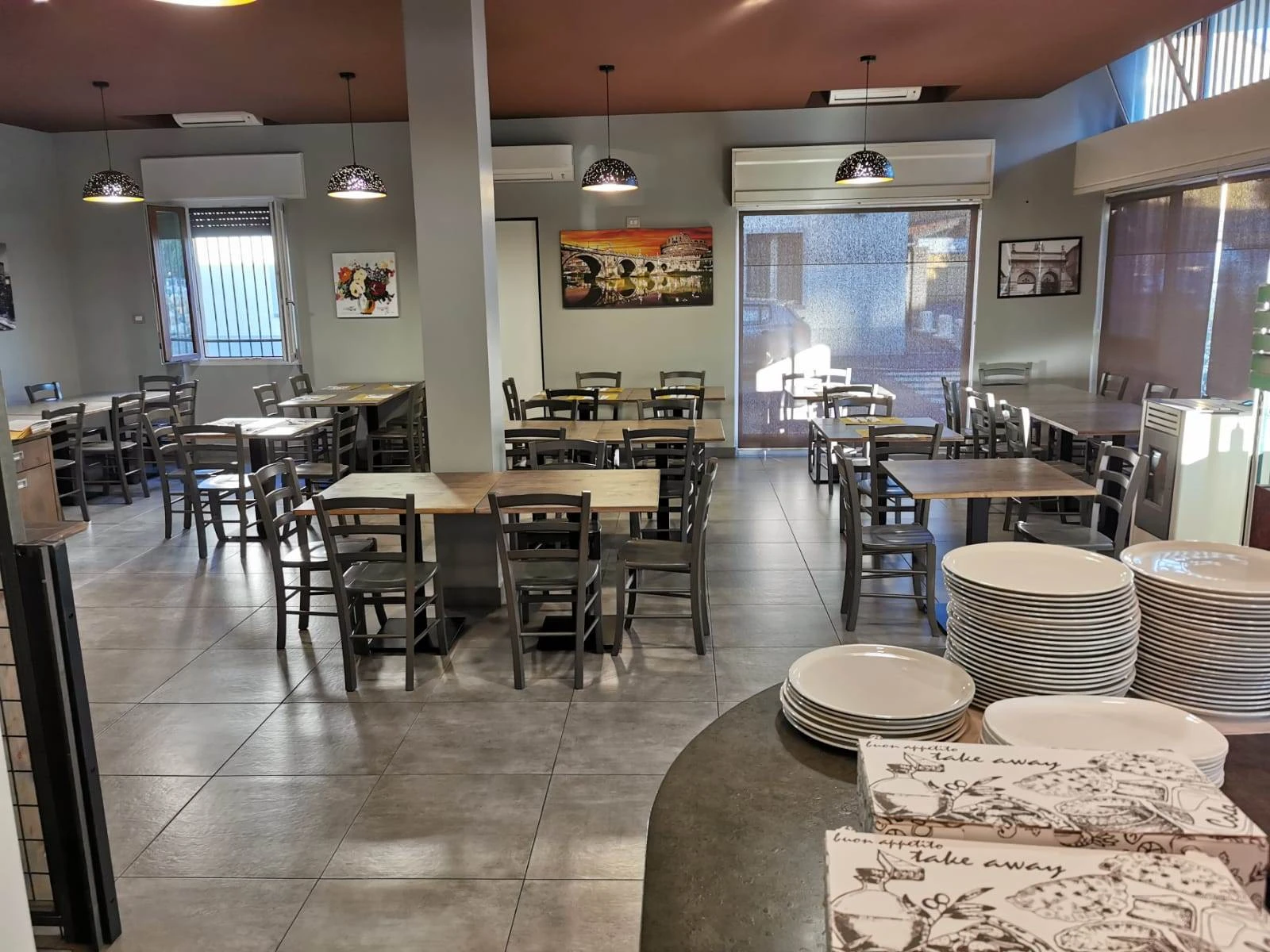 Vendesi Attività di Bar/Pizzeria/Ristorante con Muri di Proprietà – Completamente Ristrutturato