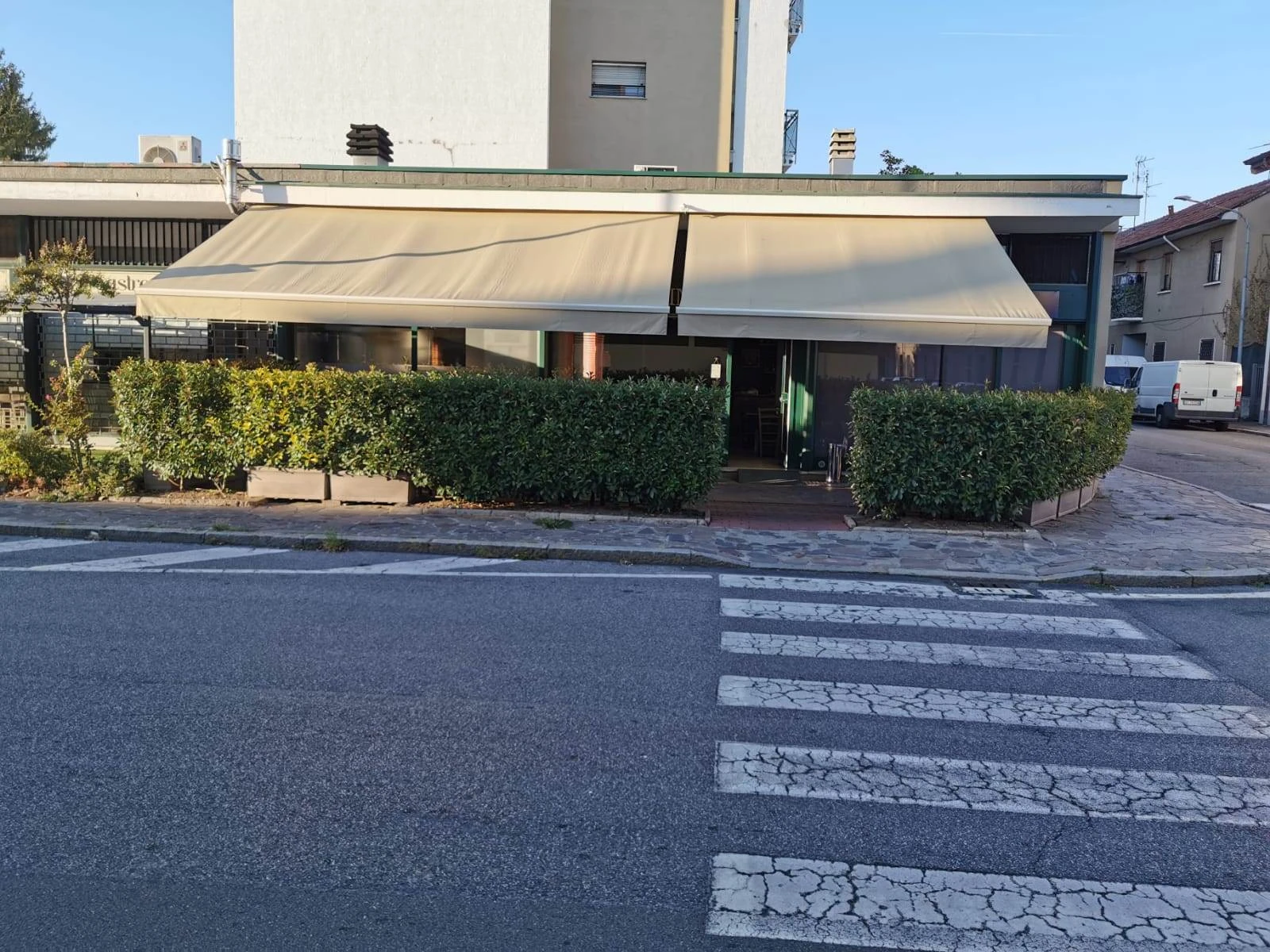 Vendesi Attività di Bar/Pizzeria/Ristorante con Muri di Proprietà – Completamente Ristrutturato