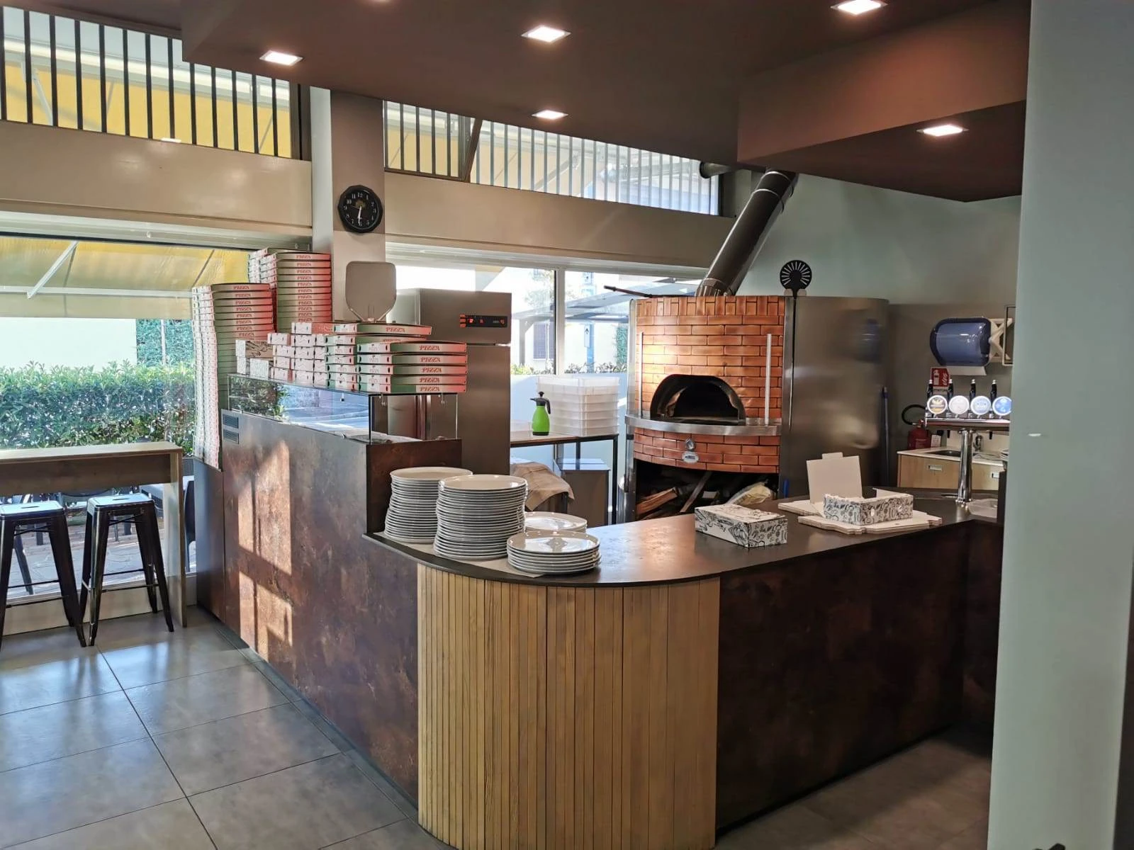 Vendesi Attività di Bar/Pizzeria/Ristorante con Muri di Proprietà – Completamente Ristrutturato