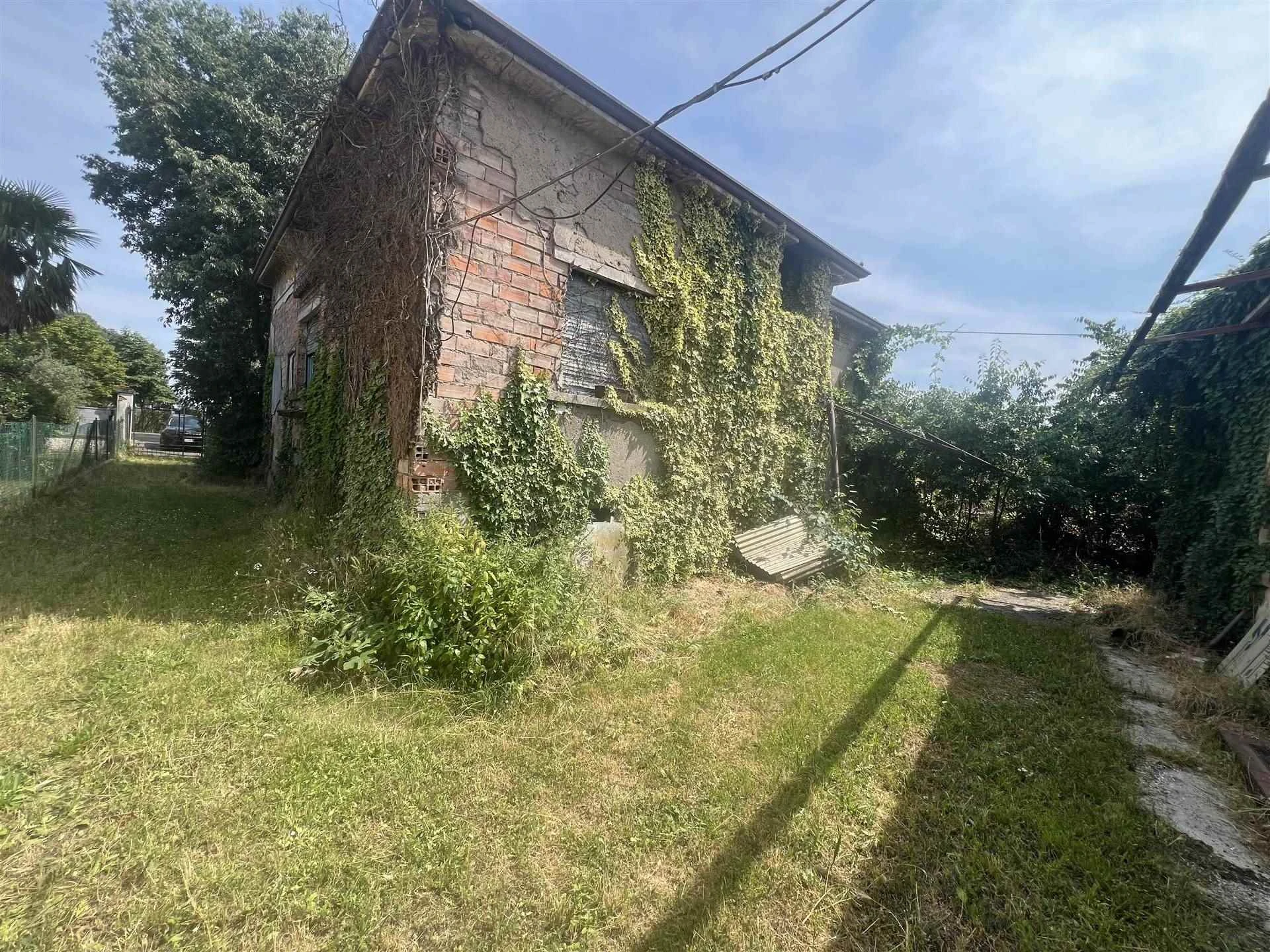 Villa Singola da Ristrutturare con Dépendance e Terreno Agricolo Confinante