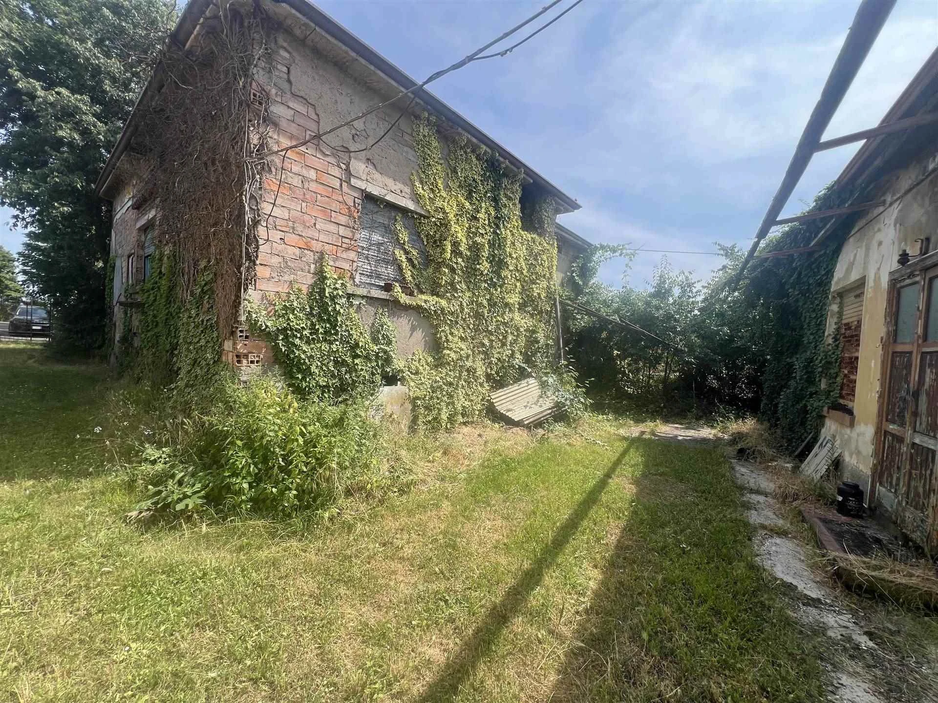 Villa Singola da Ristrutturare con Dépendance e Terreno Agricolo Confinante