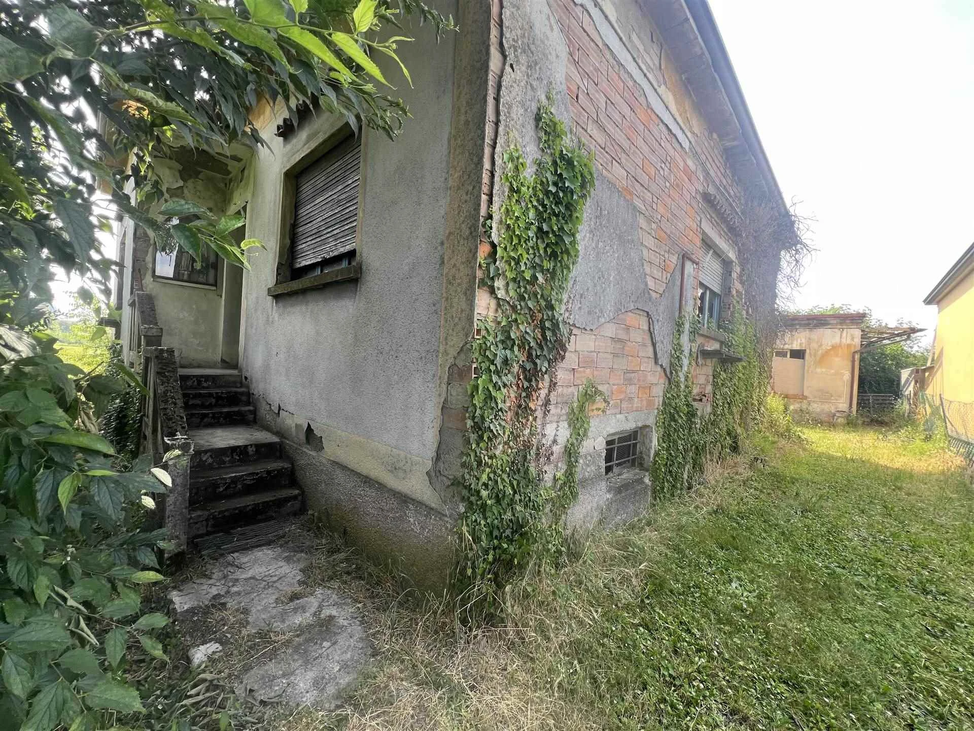 Villa Singola da Ristrutturare con Dépendance e Terreno Agricolo Confinante