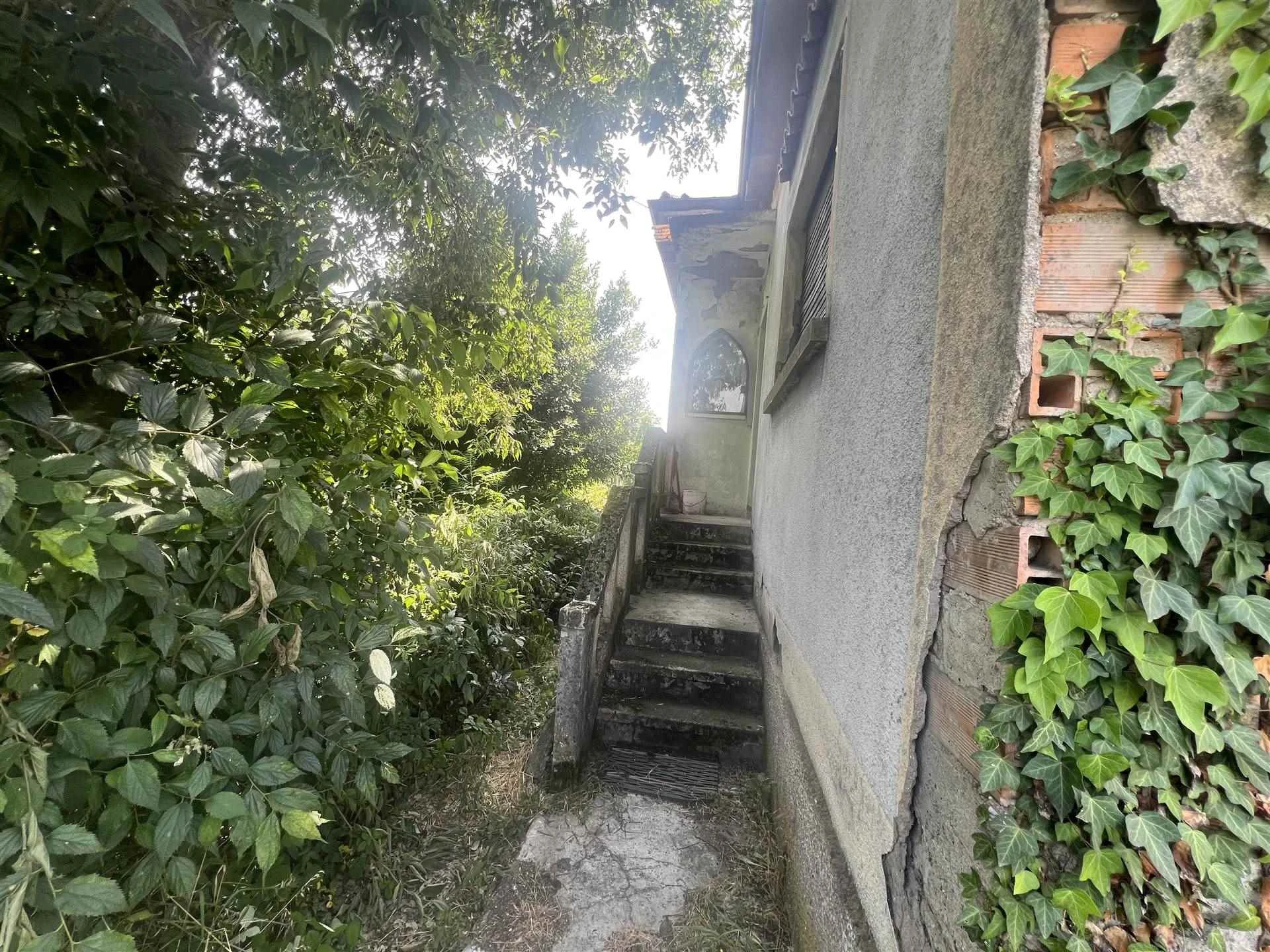 Villa Singola da Ristrutturare con Dépendance e Terreno Agricolo Confinante