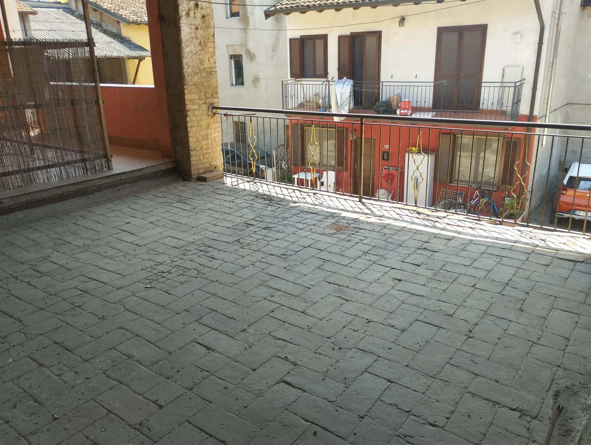 Porzione di Casa da Riattare con Portico e Logge