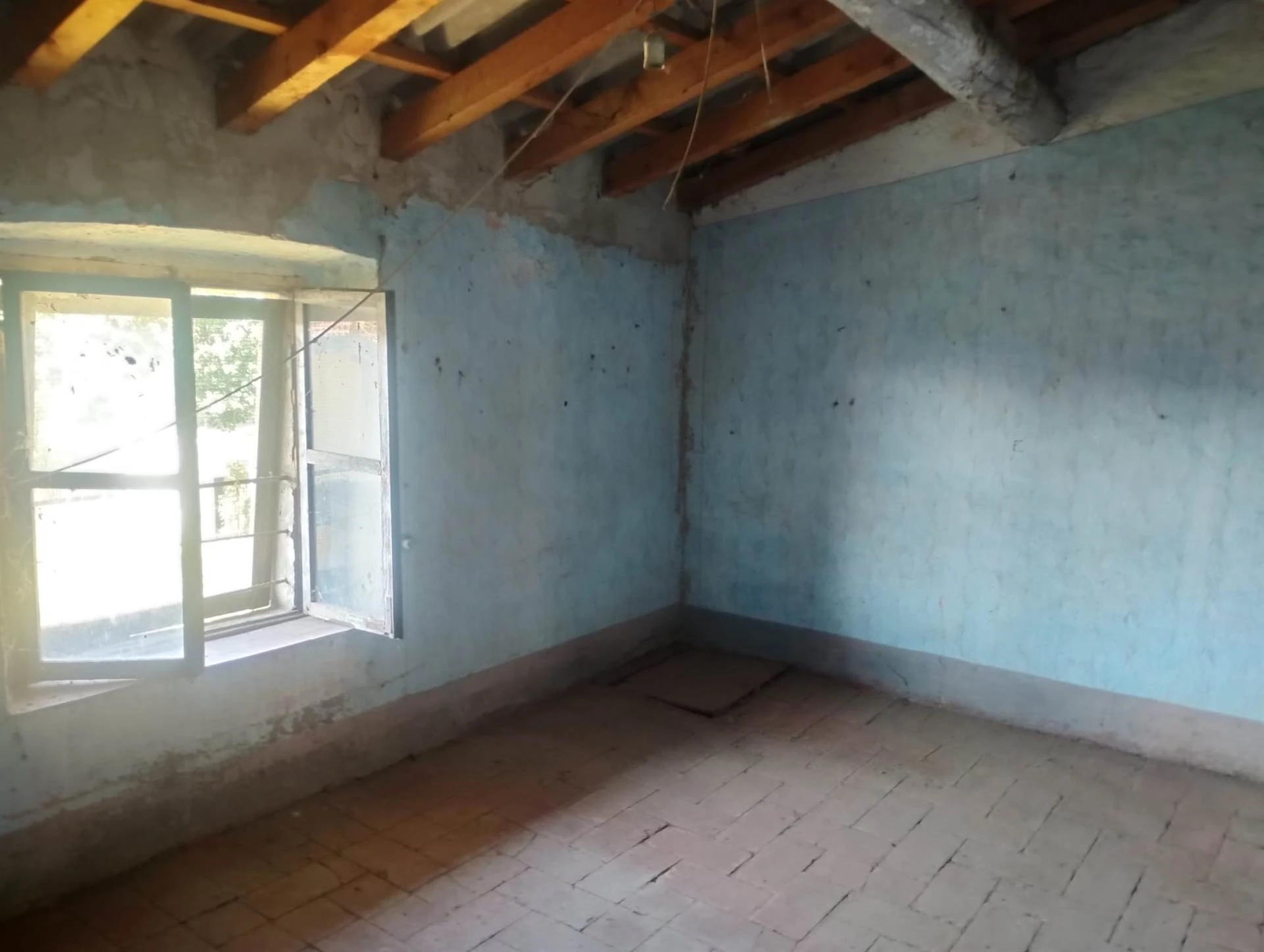 Porzione di Casa da Riattare con Portico e Logge