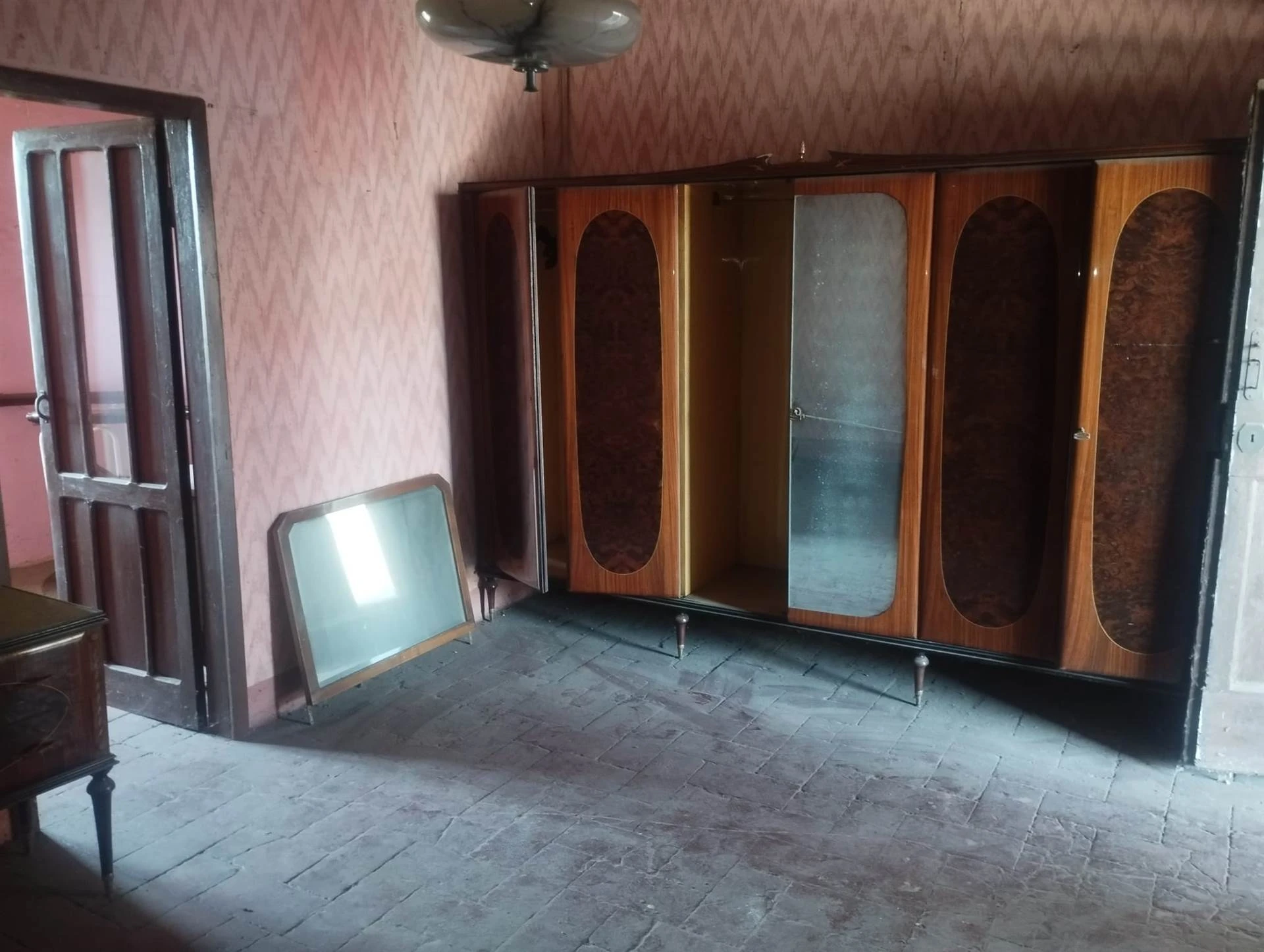 Porzione di Casa da Riattare con Portico e Logge