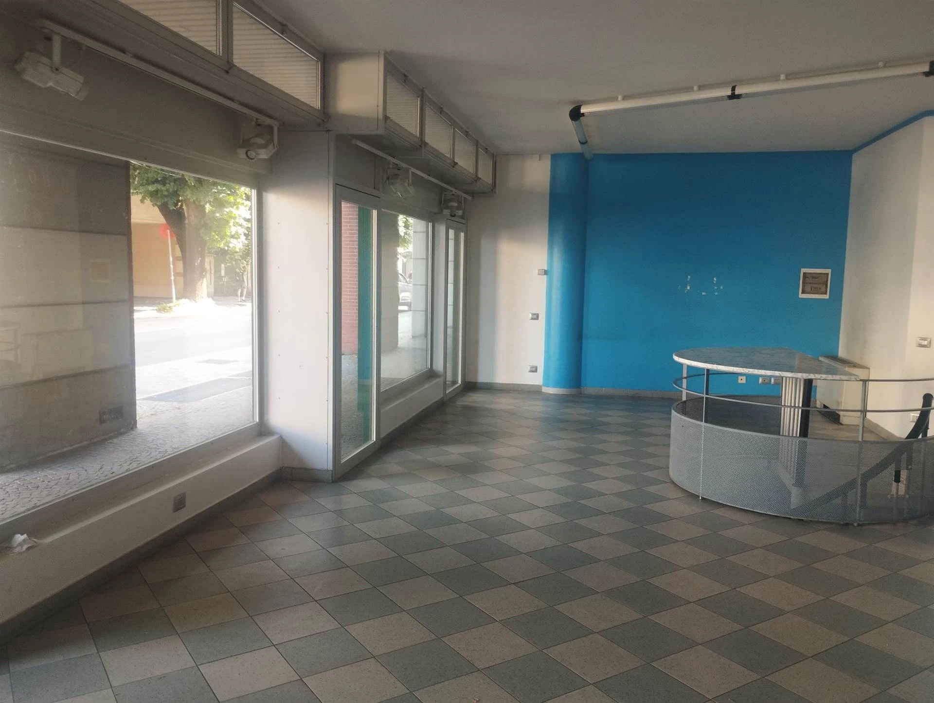 Ampio e Soleggiato Negozio/Ufficio su Strada di forte passaggio