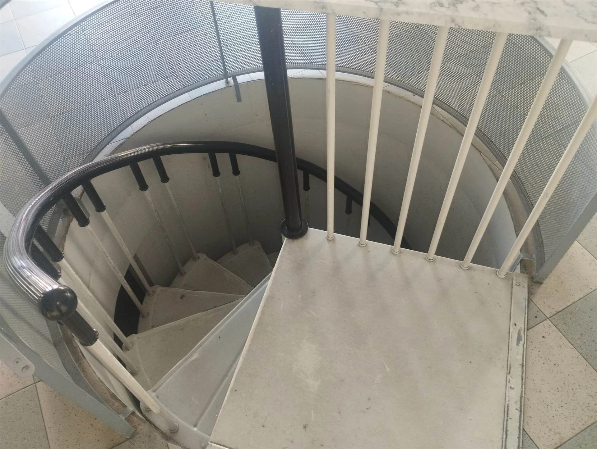 Ampio e Soleggiato Negozio/Ufficio su Strada di forte passaggio