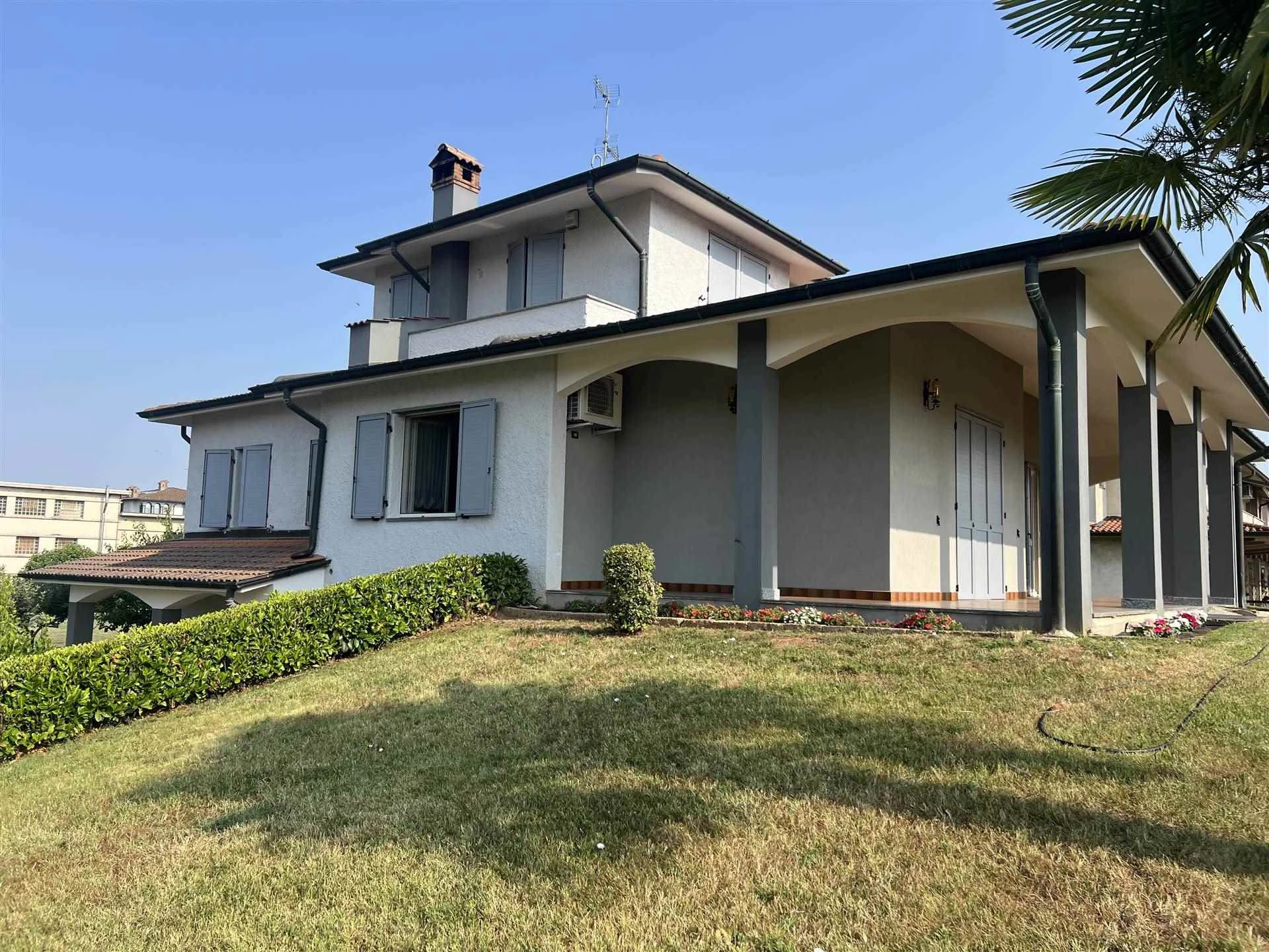 Villa singola con giardino  privato di 2000 mq