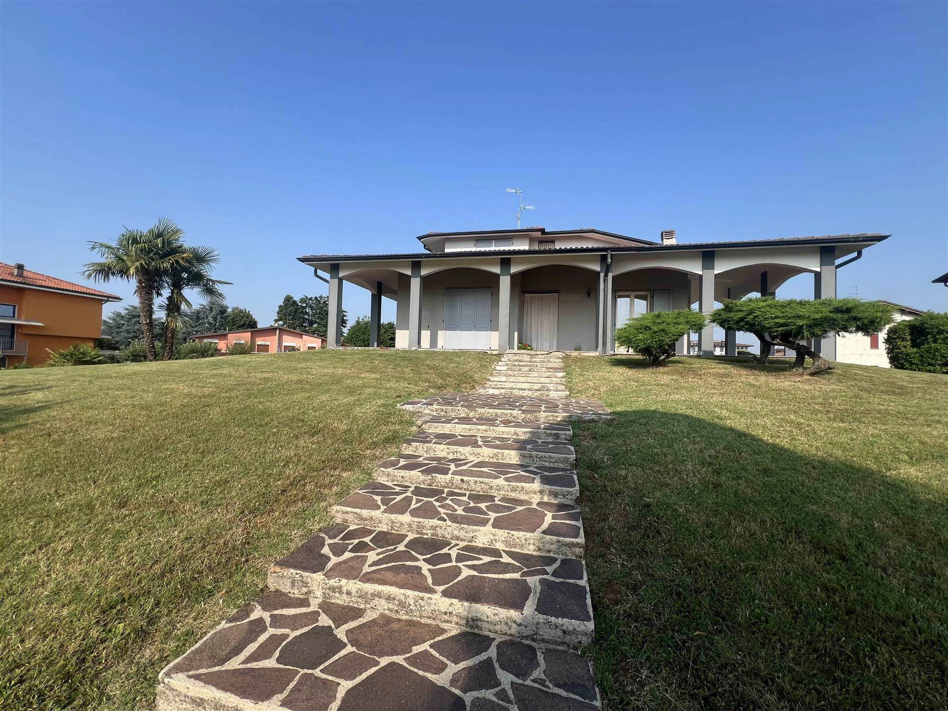 Villa singola con giardino  privato di 2000 mq