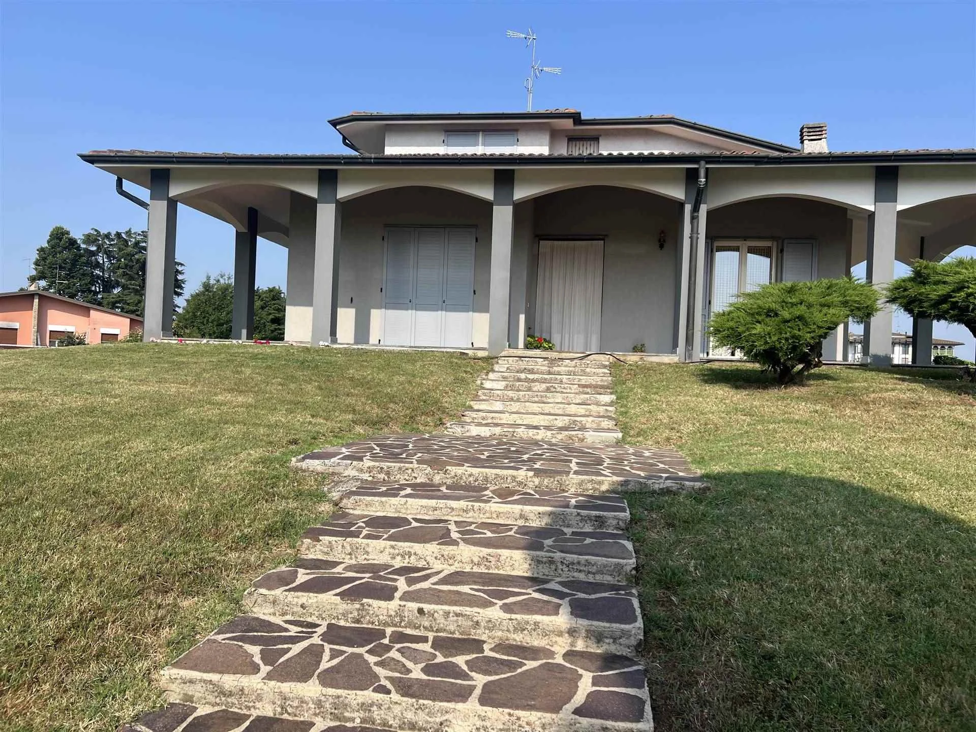 Villa singola con giardino  privato di 2000 mq