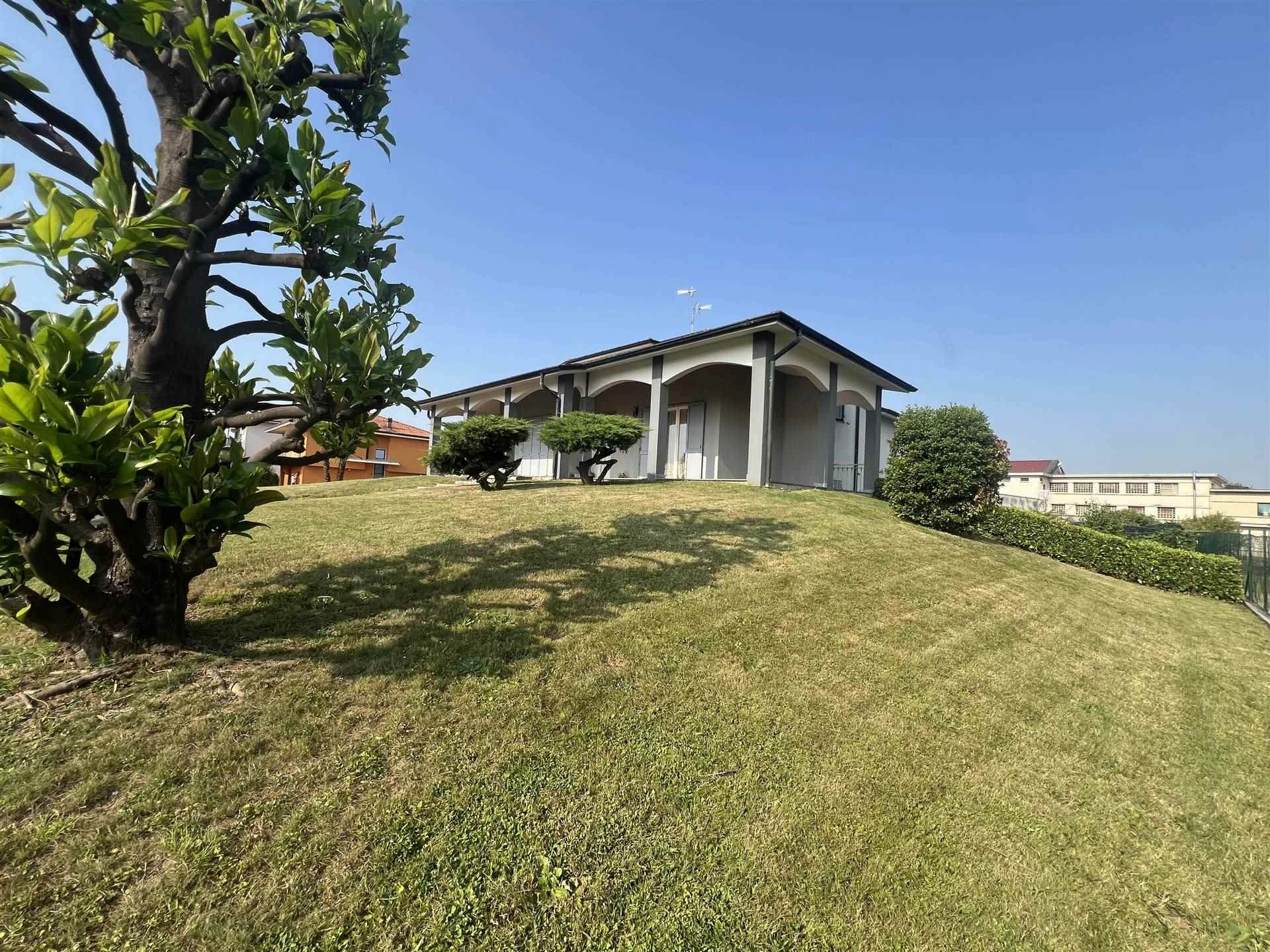 Villa singola con giardino  privato di 2000 mq